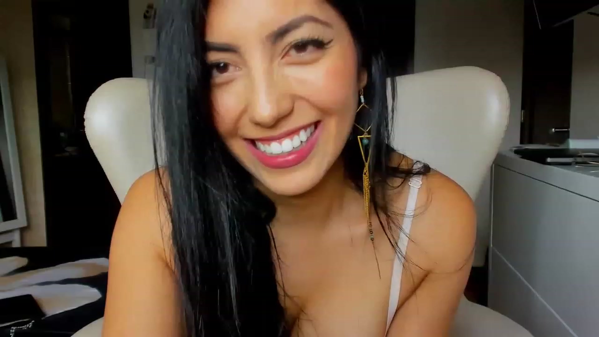 Gallery image thumbnail from leyla_blue's myfreecams stream on, 03/04/2023, 19:01 image 1 of 20