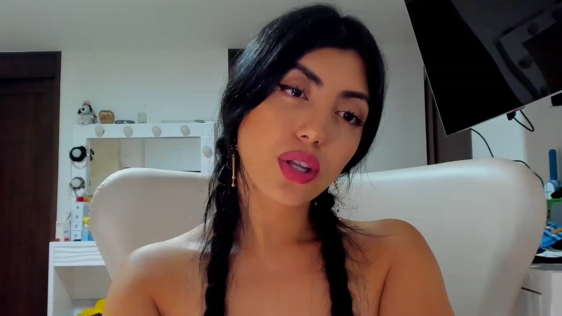 Gallery image thumbnail from leyla_blue's myfreecams stream on, 05/29/2023, 24:49 image 19 of 20