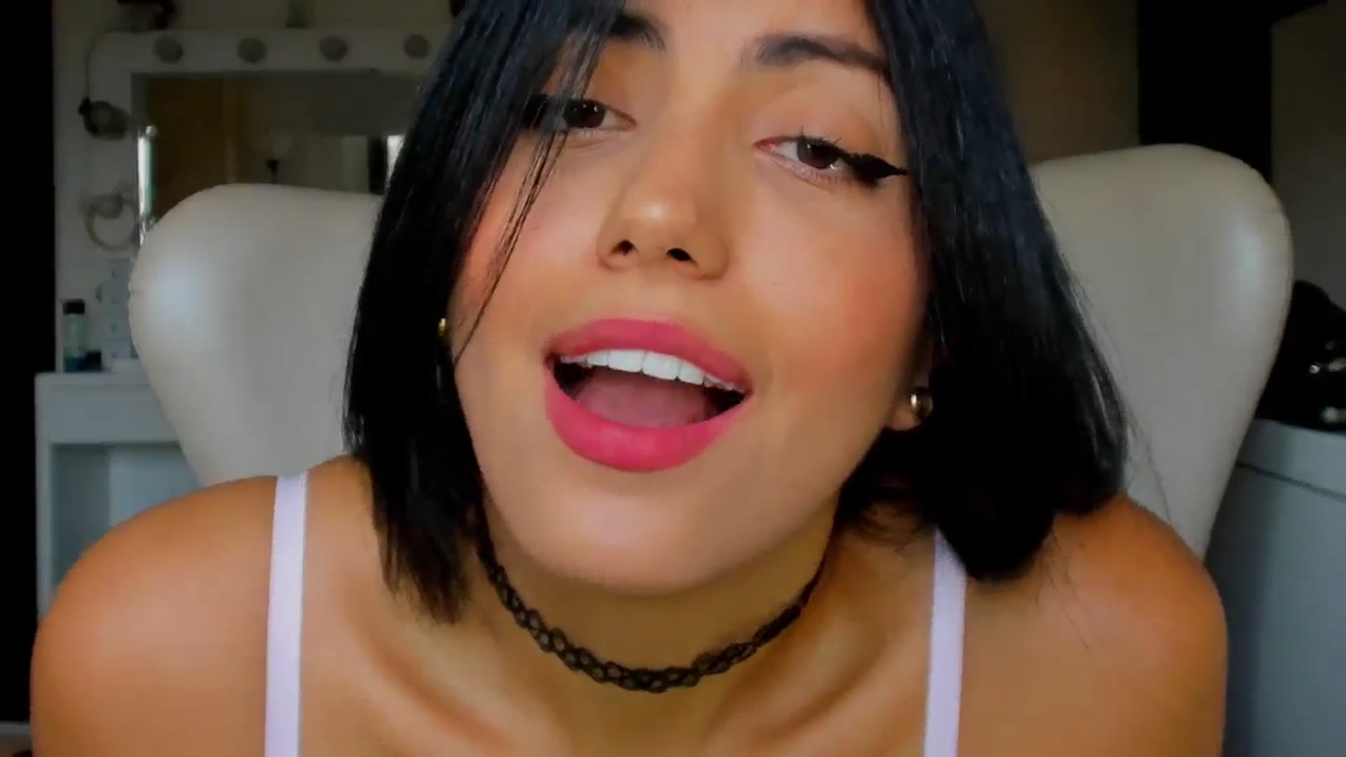 Gallery image thumbnail from leyla_blue's myfreecams stream on, 10/19/2023, 20:28 image 8 of 20