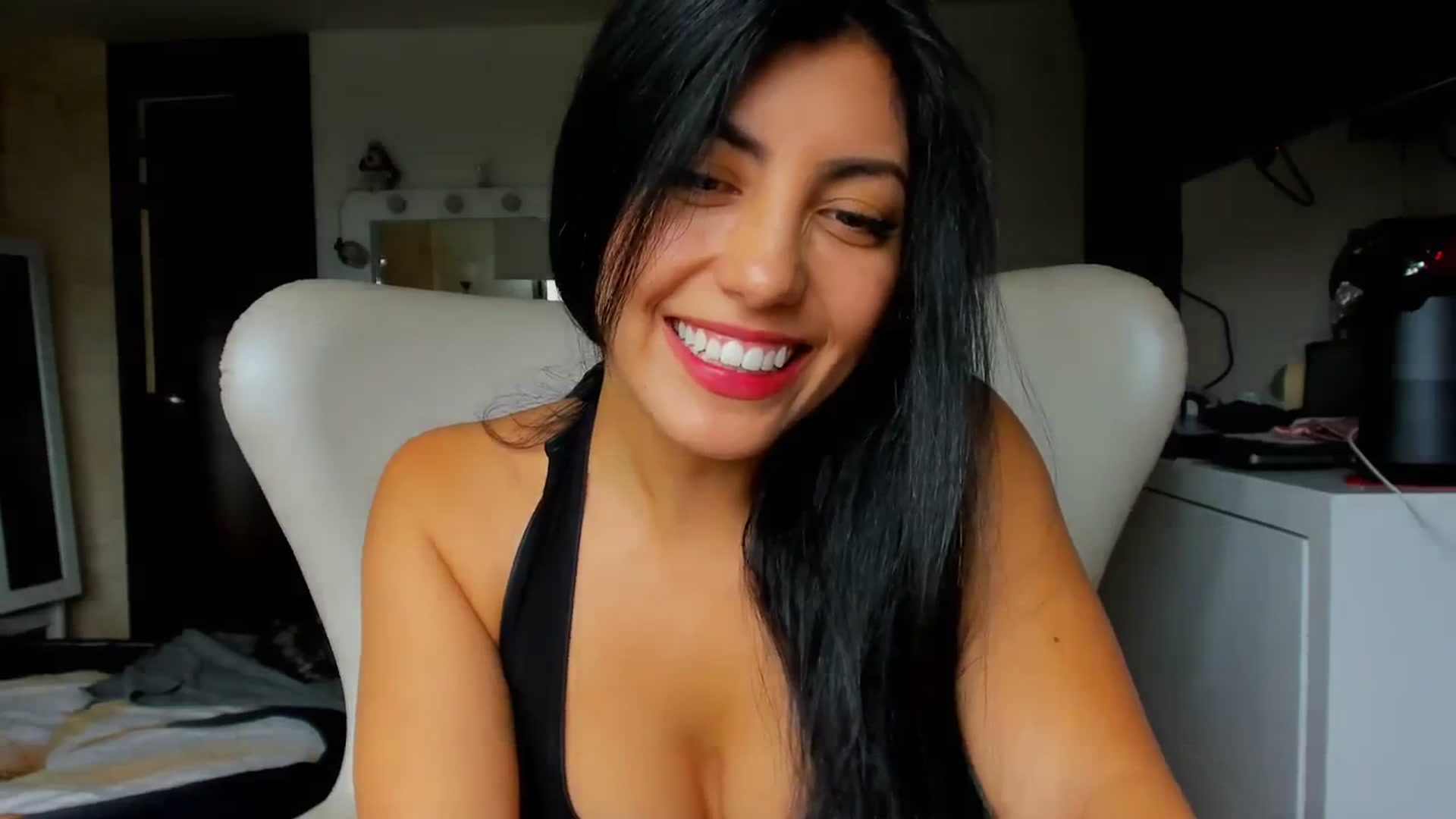 Gallery image thumbnail from leyla_blue's myfreecams stream on, 10/21/2023, 17:54 image 9 of 20