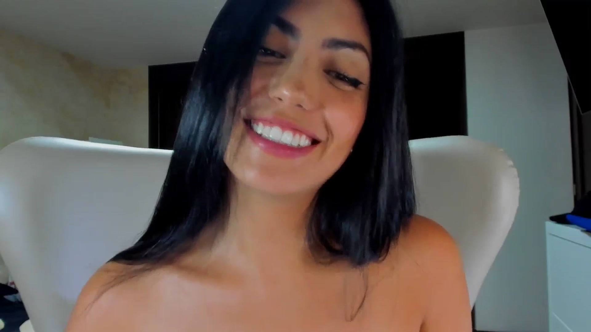 Gallery image thumbnail from leyla_blue's myfreecams stream on, 10/24/2023, 24:32 image 19 of 20