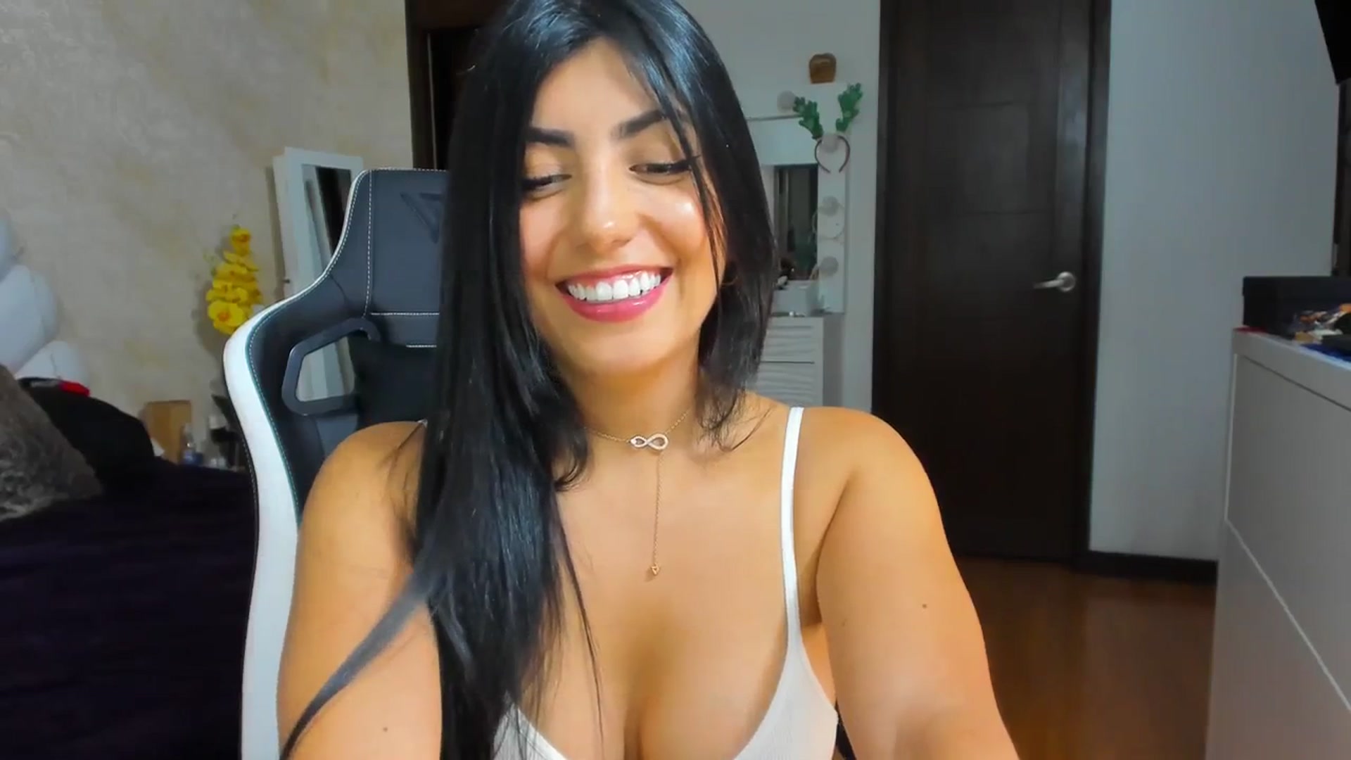 Gallery image thumbnail from leyla_blue's myfreecams stream on, 12/06/2023, 02:03 image 6 of 20