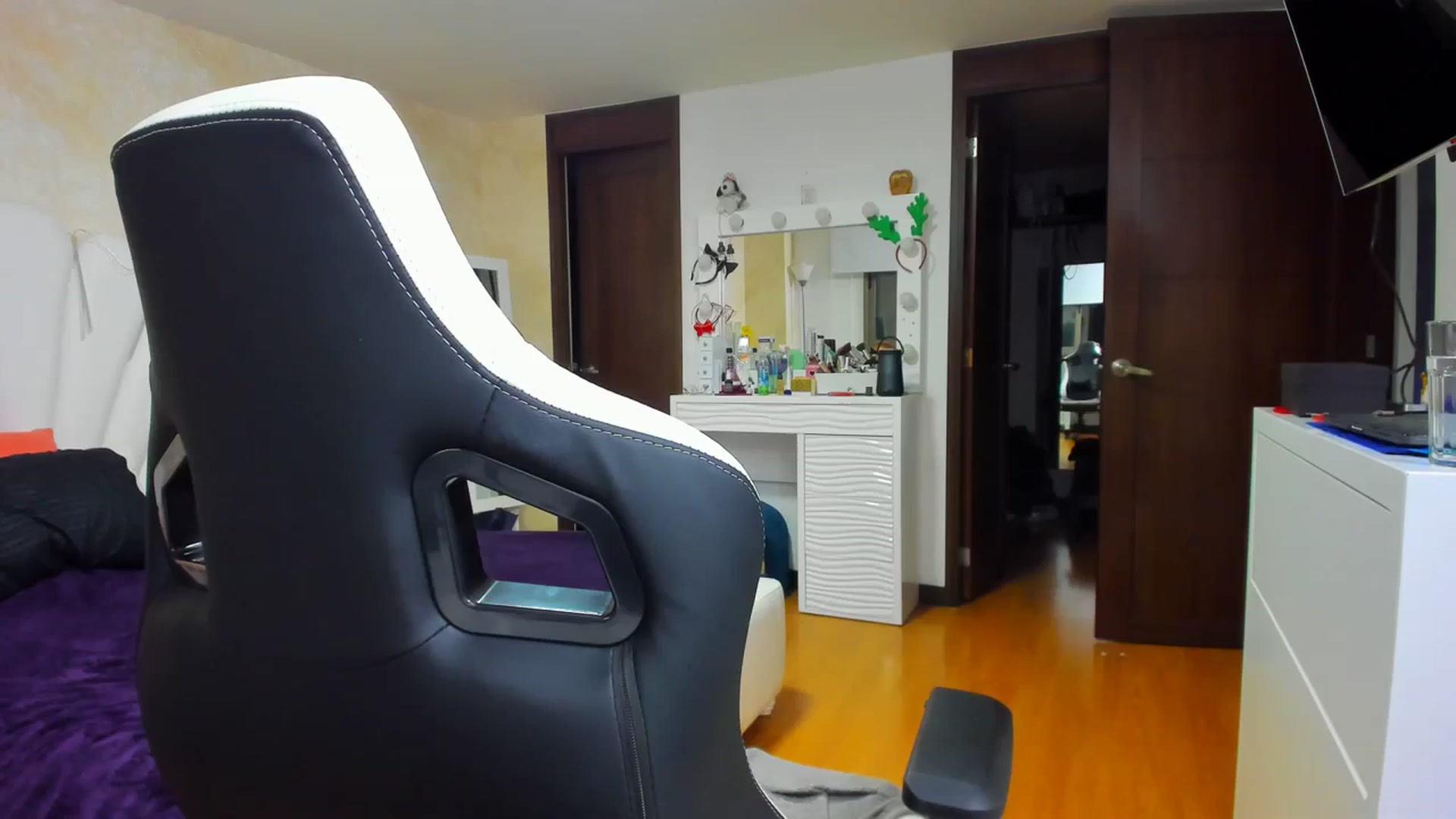 Gallery image thumbnail from leyla_blue's myfreecams stream on, 12/13/2023, 04:12 image 19 of 20