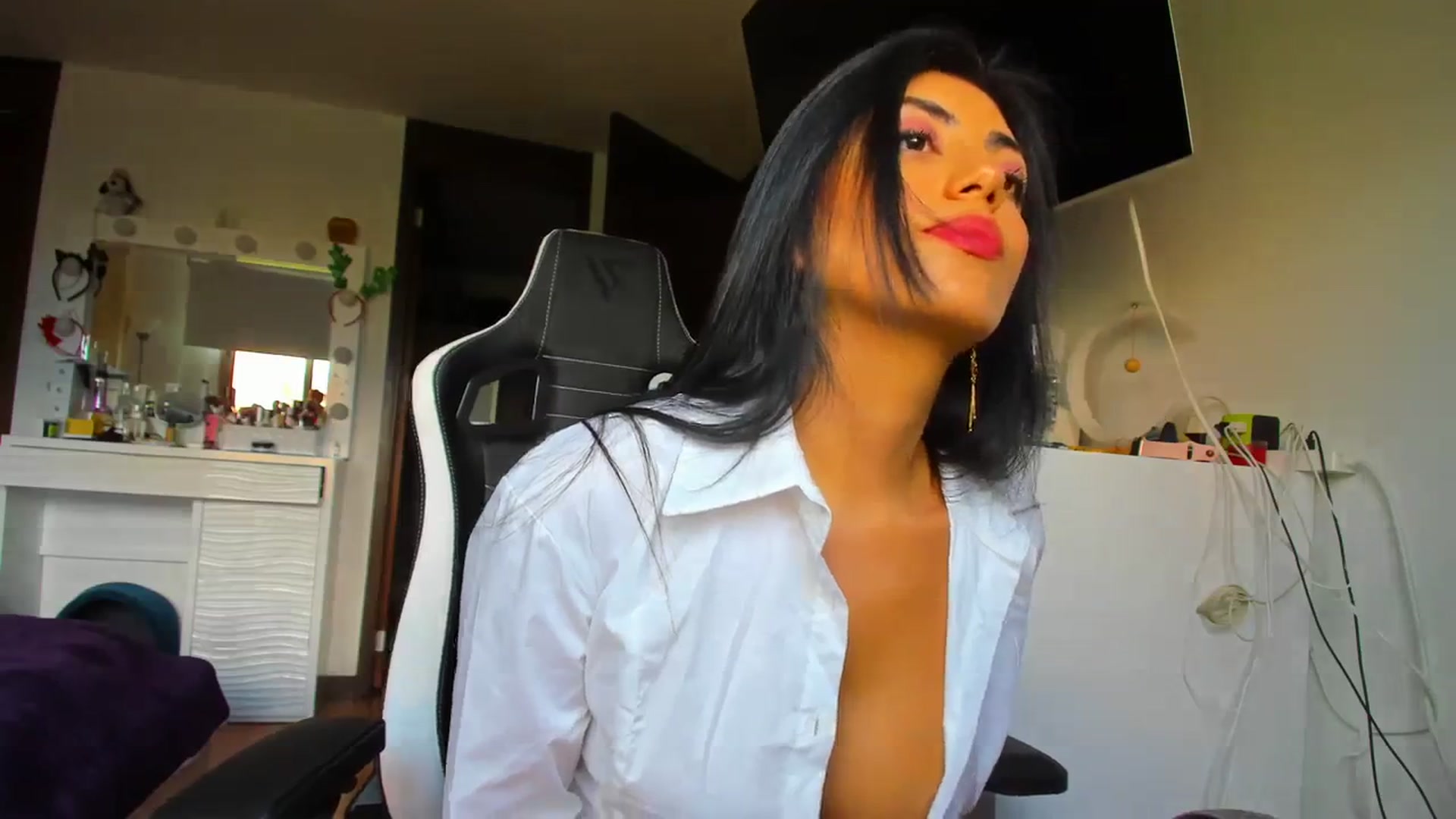 Gallery image thumbnail from leyla_blue's myfreecams stream on, 12/17/2023, 20:22 image 11 of 20