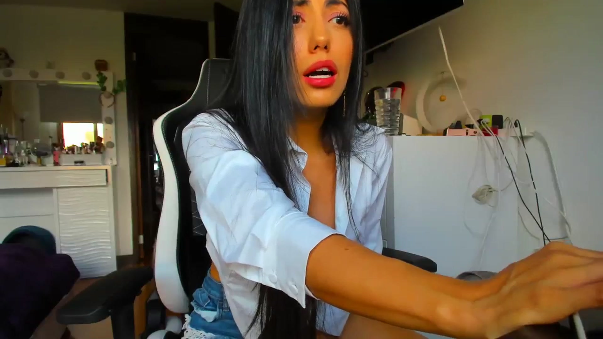 Gallery image thumbnail from leyla_blue's myfreecams stream on, 12/17/2023, 20:22 image 4 of 20