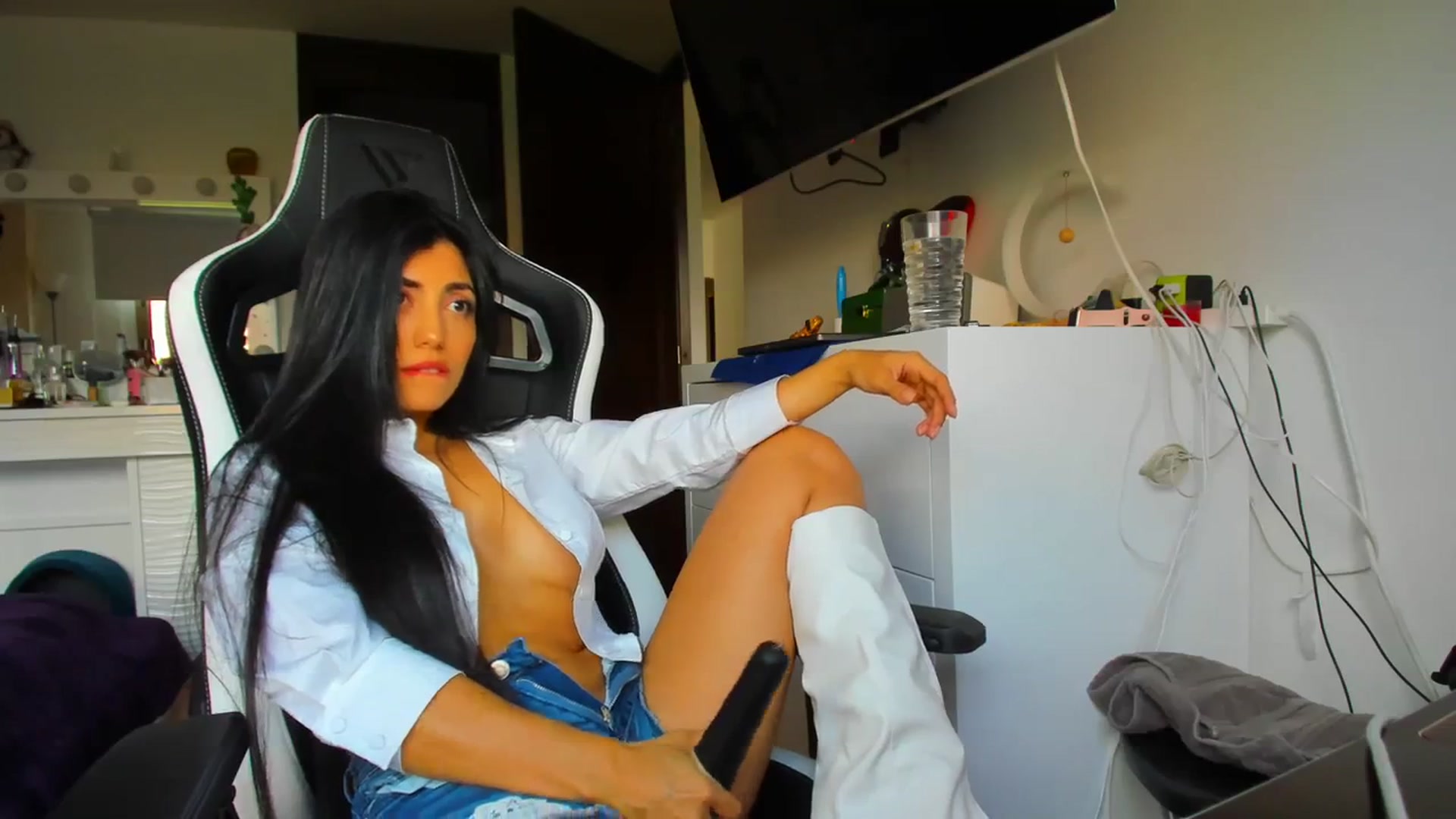 Gallery image thumbnail from leyla_blue's myfreecams stream on, 12/17/2023, 20:22 image 2 of 20