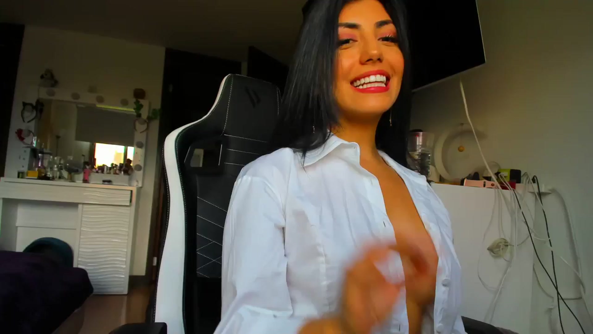 Gallery image thumbnail from leyla_blue's myfreecams stream on, 12/17/2023, 20:22 image 9 of 20