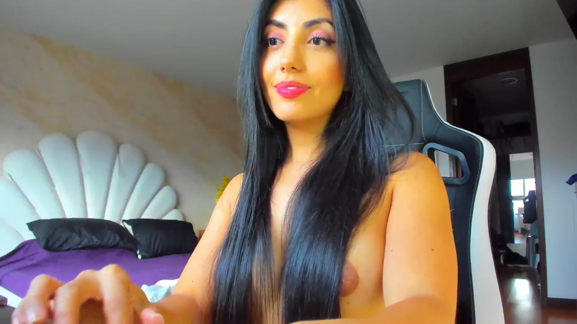Gallery image thumbnail from leyla_blue's myfreecams stream on, 12/17/2023, 21:38 image 19 of 20