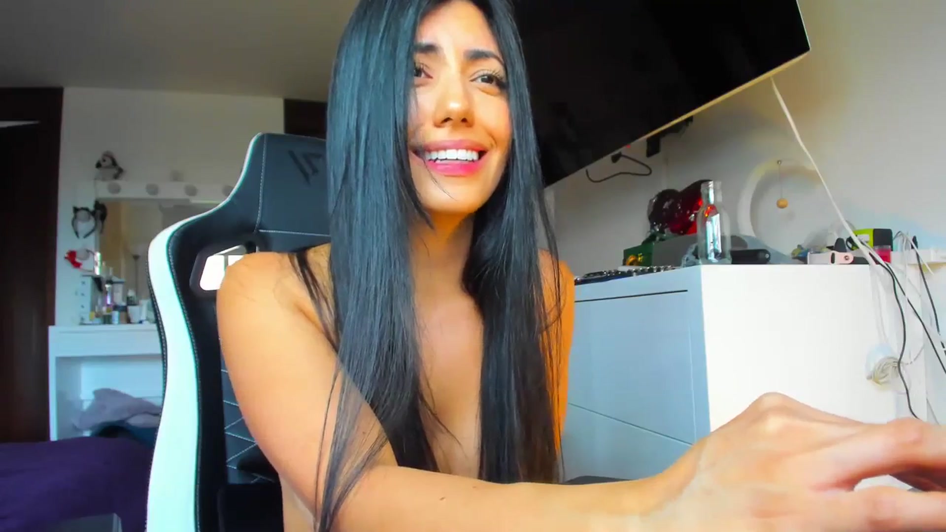 Gallery image thumbnail from leyla_blue's myfreecams stream on, 12/23/2023, 21:42 image 14 of 20
