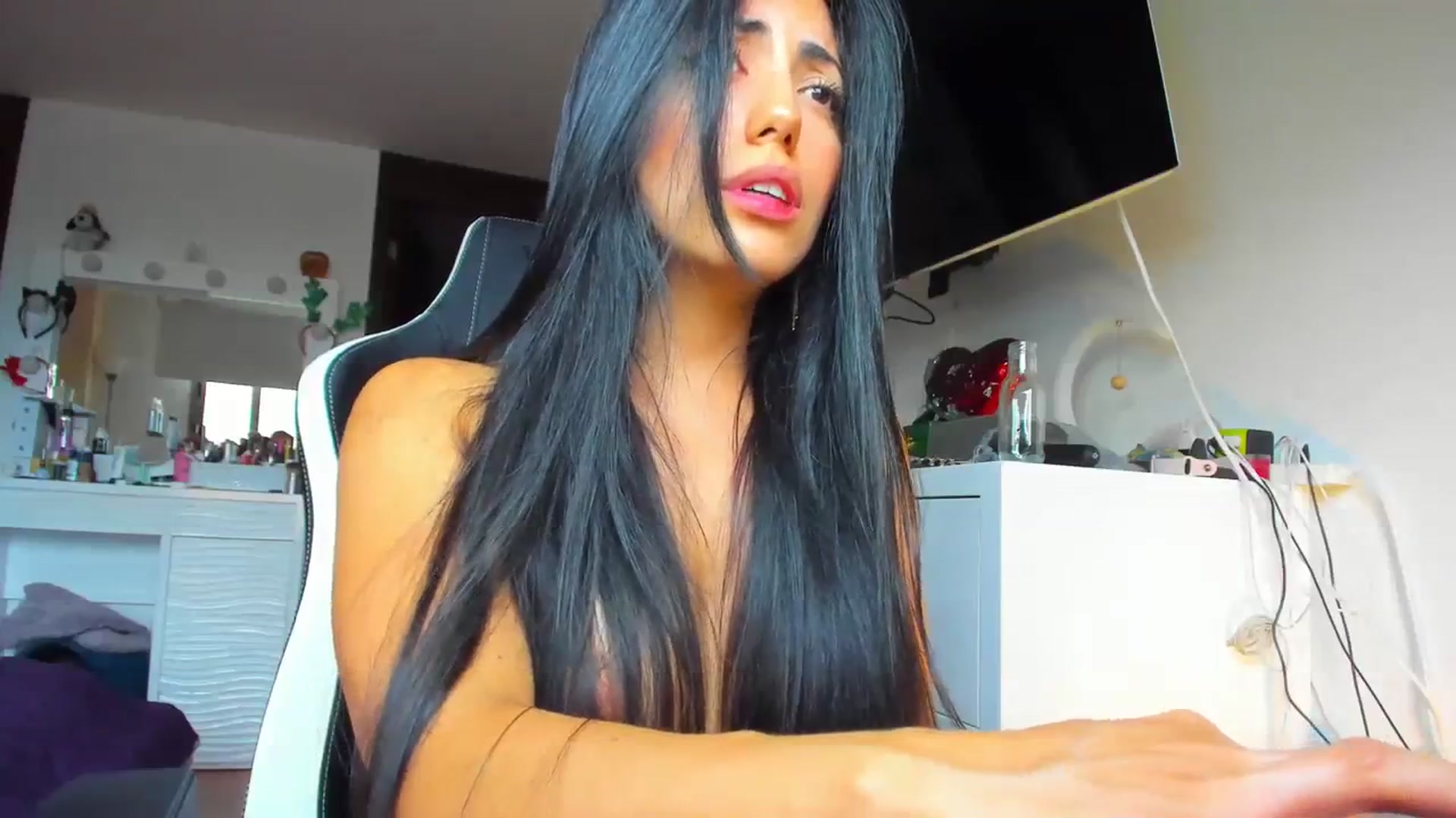 Gallery image thumbnail from leyla_blue's myfreecams stream on, 12/23/2023, 21:42 image 16 of 20