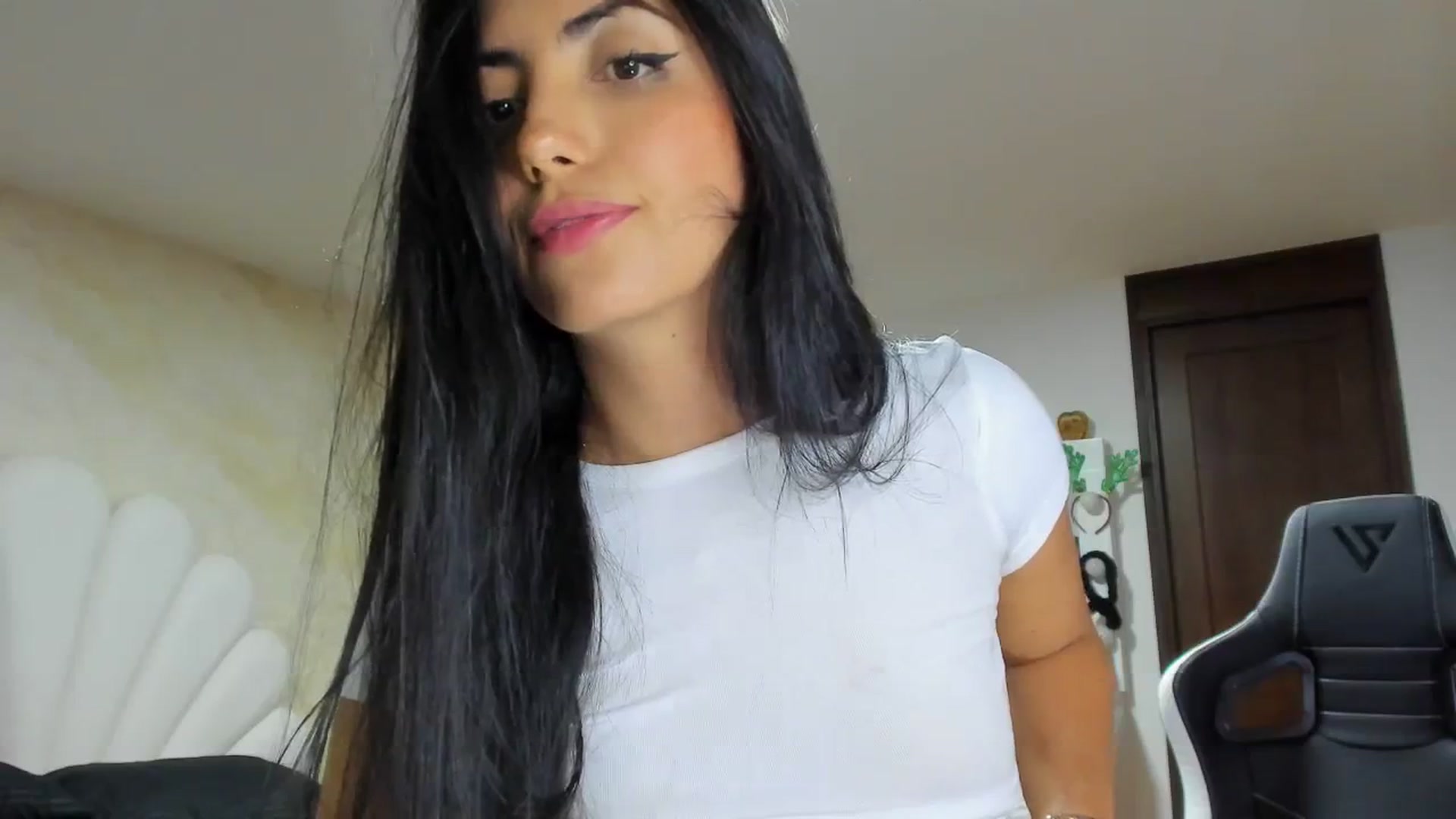 Gallery image thumbnail from leyla_blue's myfreecams stream on, 01/16/2024, 03:14 image 10 of 20
