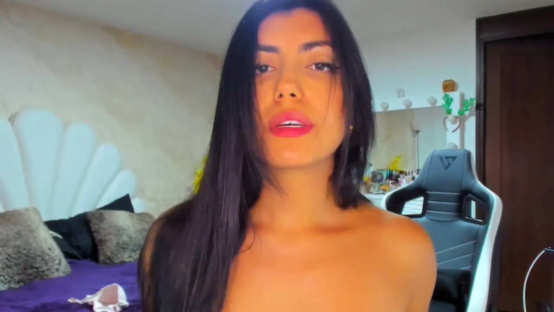 Gallery image thumbnail from leyla_blue's myfreecams stream on, 02/09/2024, 03:49 image 17 of 20