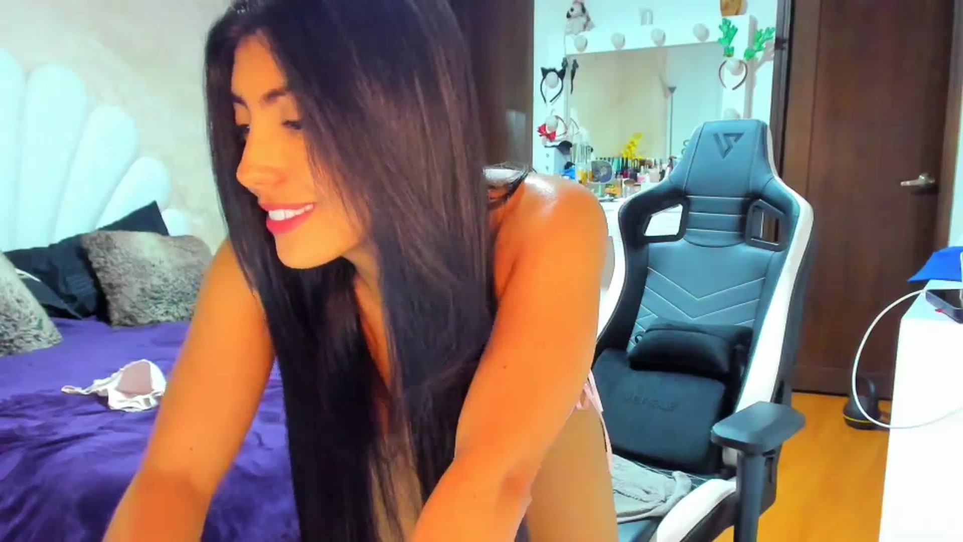 Gallery image thumbnail from leyla_blue's myfreecams stream on, 02/09/2024, 03:49 image 15 of 20
