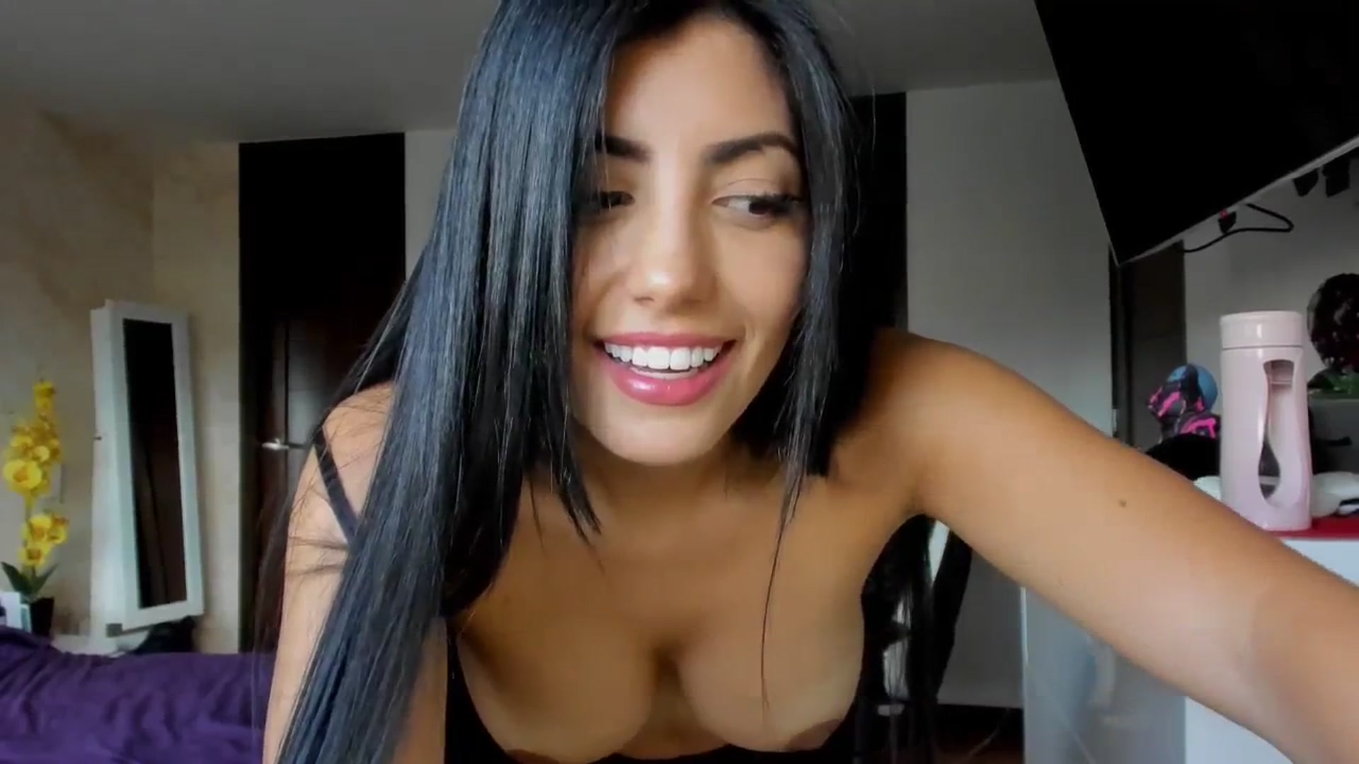 Gallery image thumbnail from leyla_blue's myfreecams stream on, 02/10/2024, 19:33 image 16 of 20