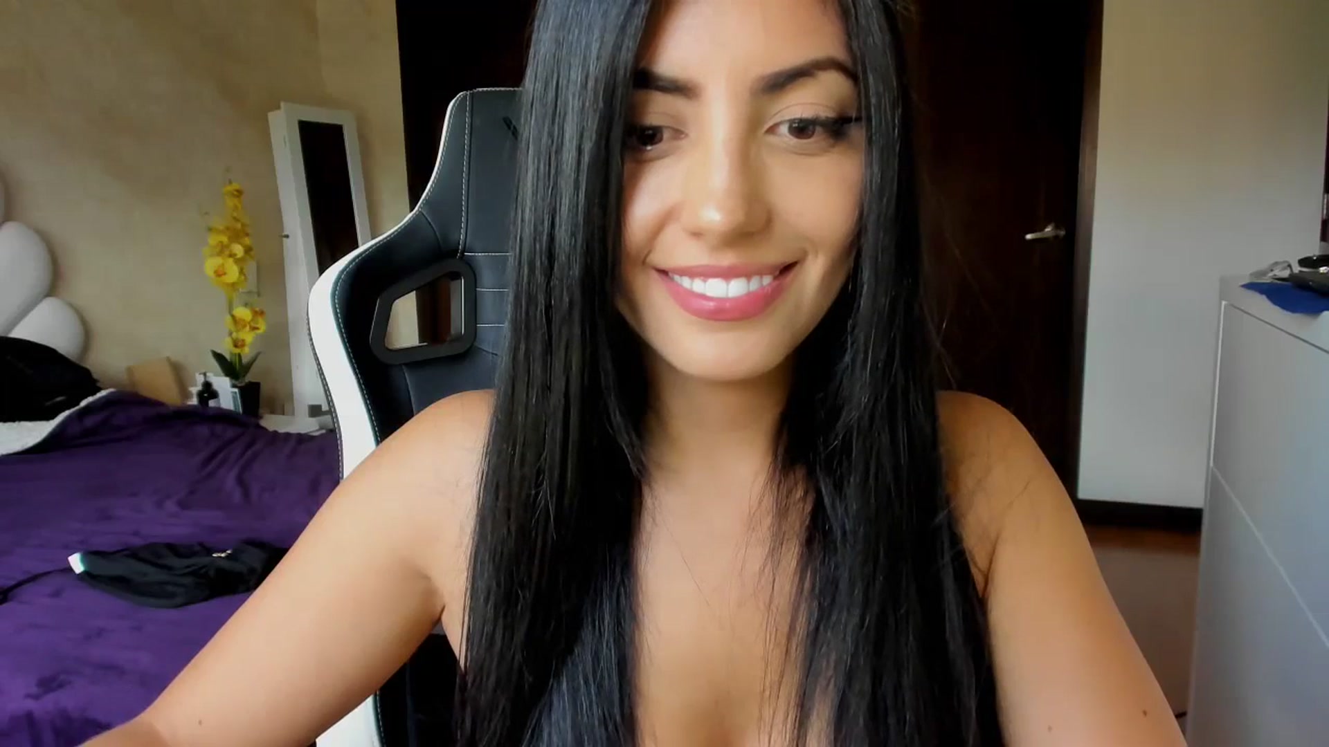 Gallery image thumbnail from leyla_blue's myfreecams stream on, 02/10/2024, 20:14 image 3 of 20
