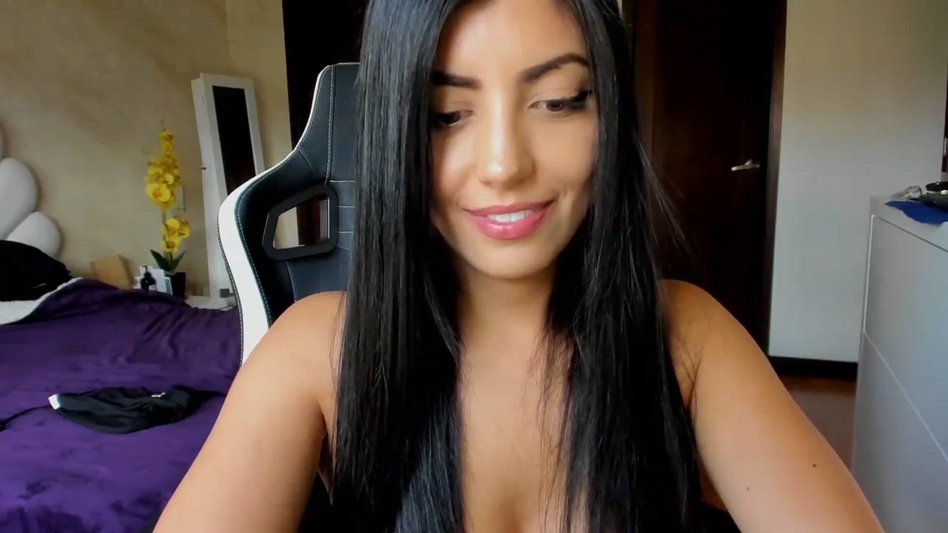 Gallery image thumbnail from leyla_blue's myfreecams stream on, 02/10/2024, 20:14 image 4 of 20