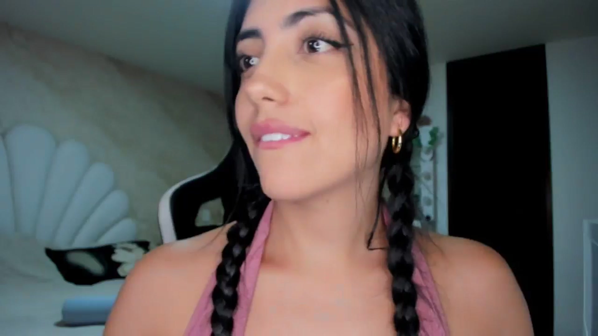 Gallery image thumbnail from leyla_blue's myfreecams stream on, 06/22/2024, 02:24 image 18 of 20