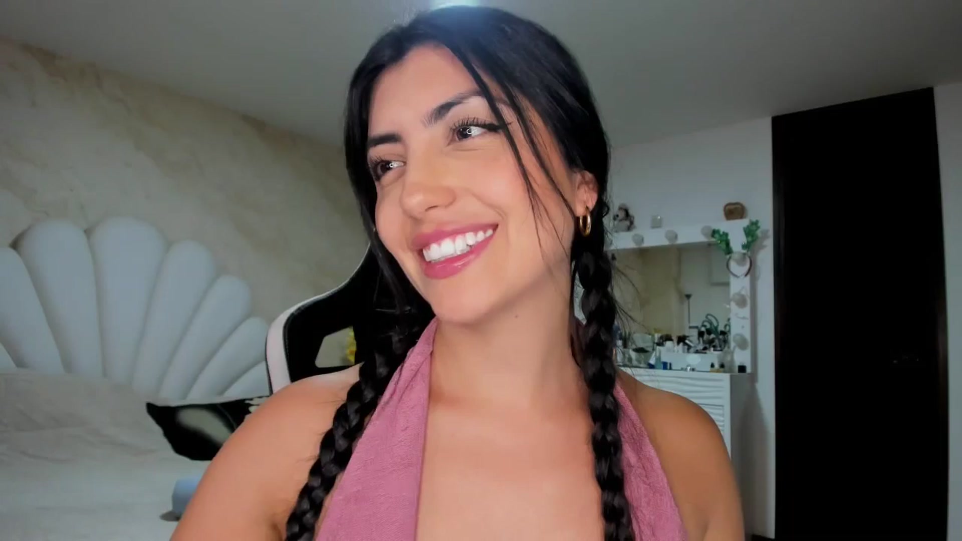 Gallery image thumbnail from leyla_blue's myfreecams stream on, 06/22/2024, 02:24 image 19 of 20