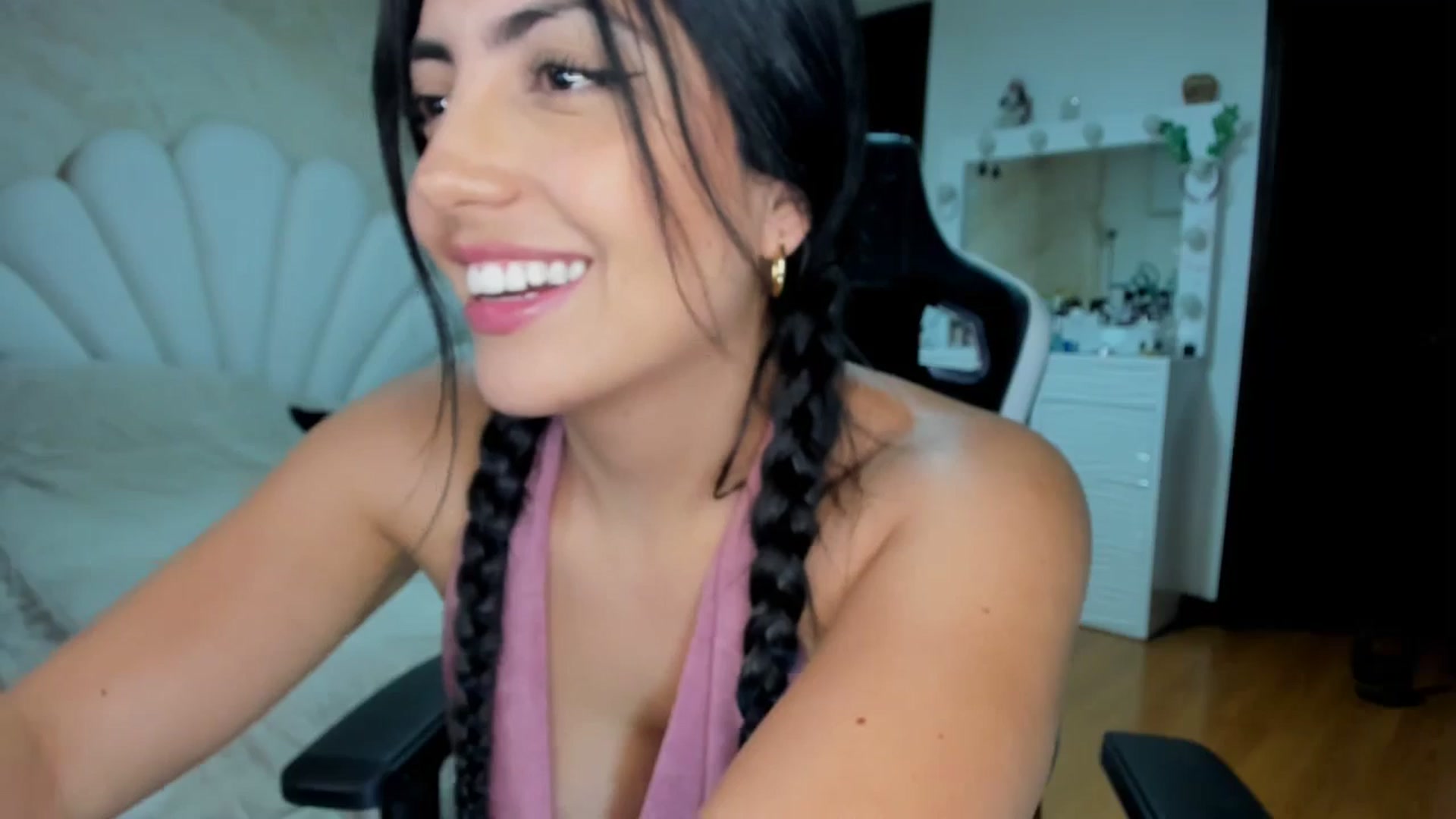 Gallery image thumbnail from leyla_blue's myfreecams stream on, 06/22/2024, 02:24 image 20 of 20