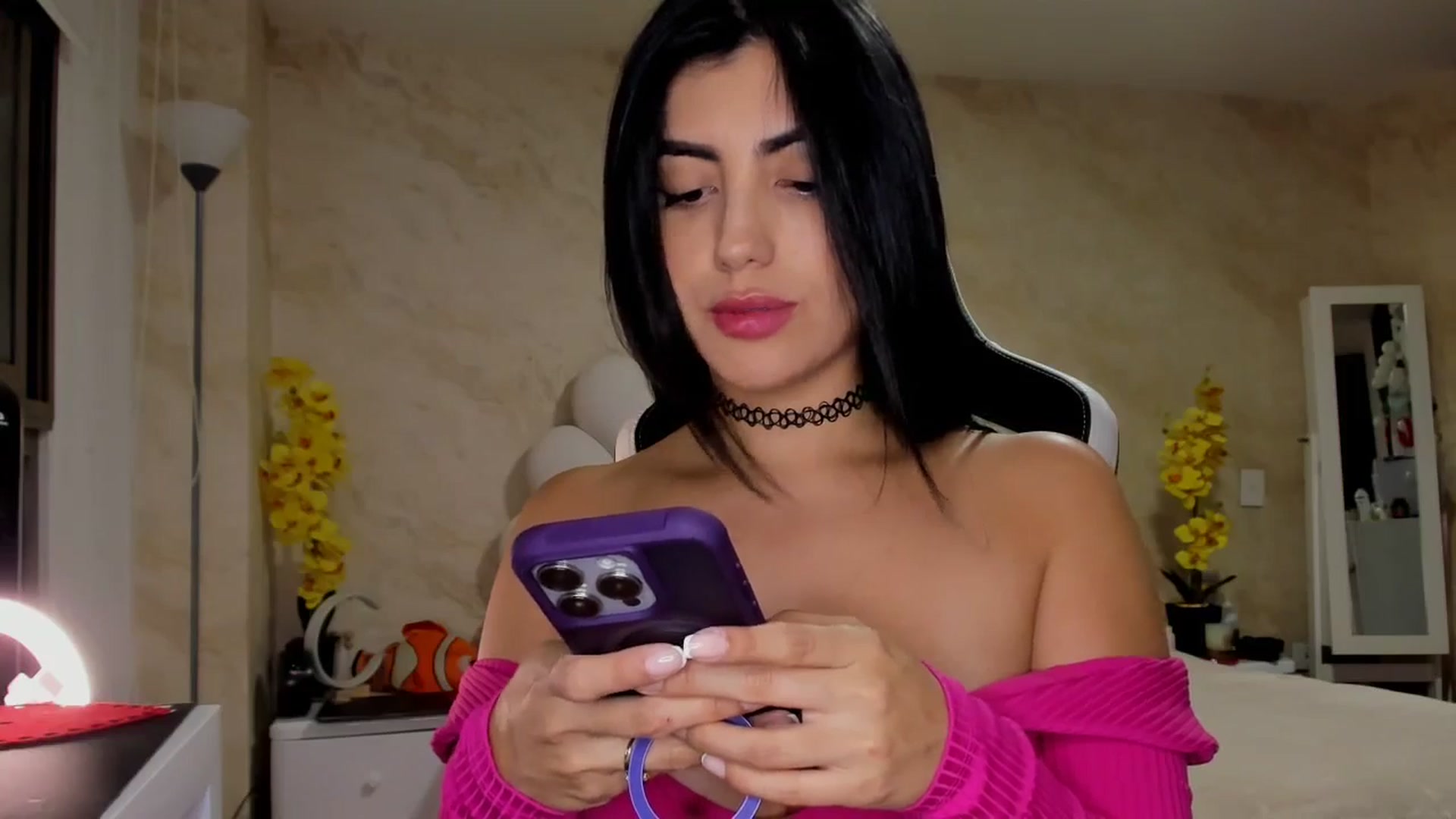 Gallery image thumbnail from leyla_blue's myfreecams stream on, 06/25/2024, 24:12 image 17 of 20