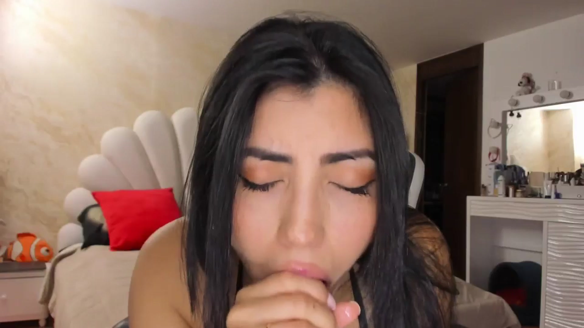 Gallery image thumbnail from leyla_blue's myfreecams stream on, 06/27/2024, 02:07 image 17 of 20