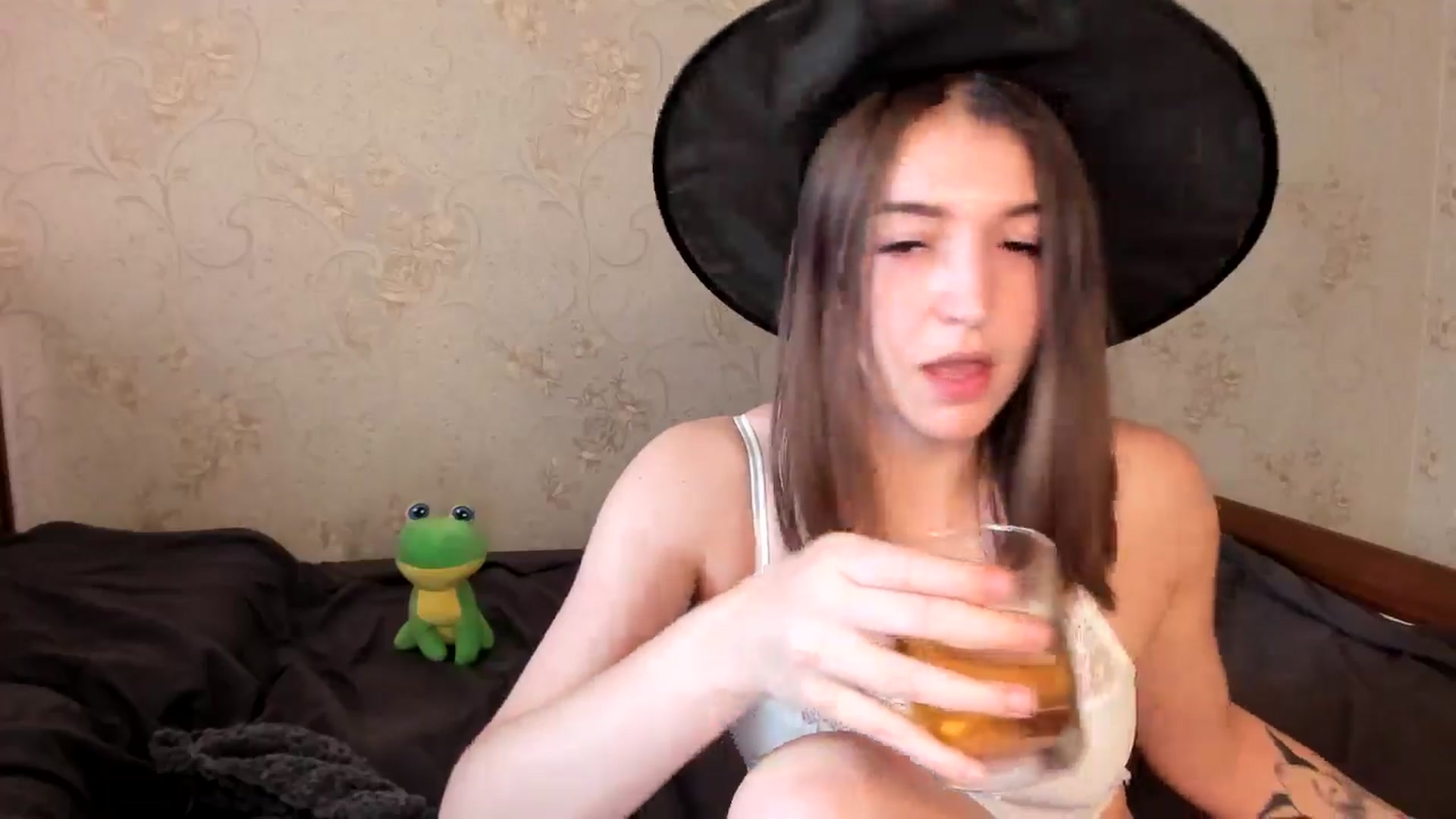 Gallery image thumbnail from lifethebest's myfreecams stream on, 10/14/2024, 08:43 image 12 of 20