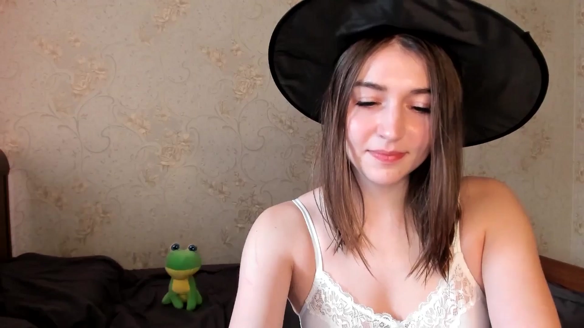 Gallery image thumbnail from lifethebest's myfreecams stream on, 10/14/2024, 08:43 image 2 of 20