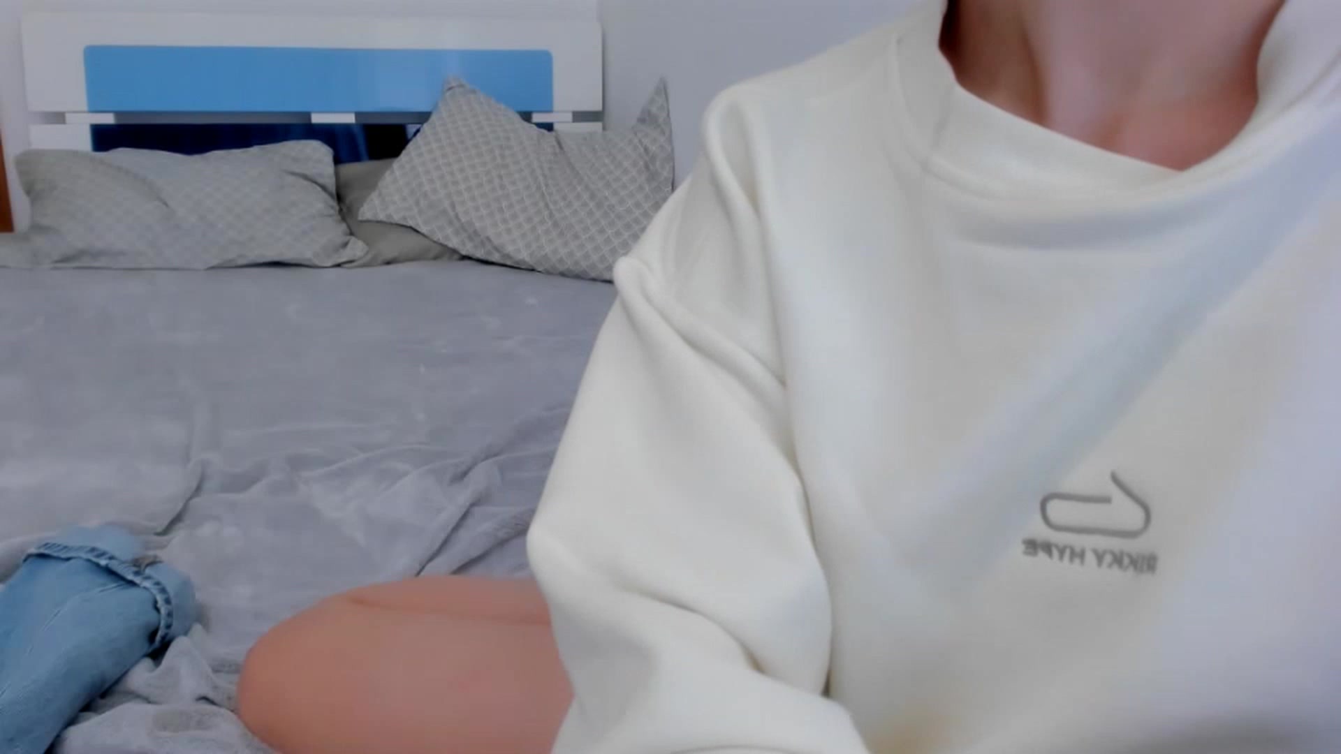 Gallery image thumbnail from light_ning_'s myfreecams stream on, 12/01/2022, 12:38 image 18 of 20