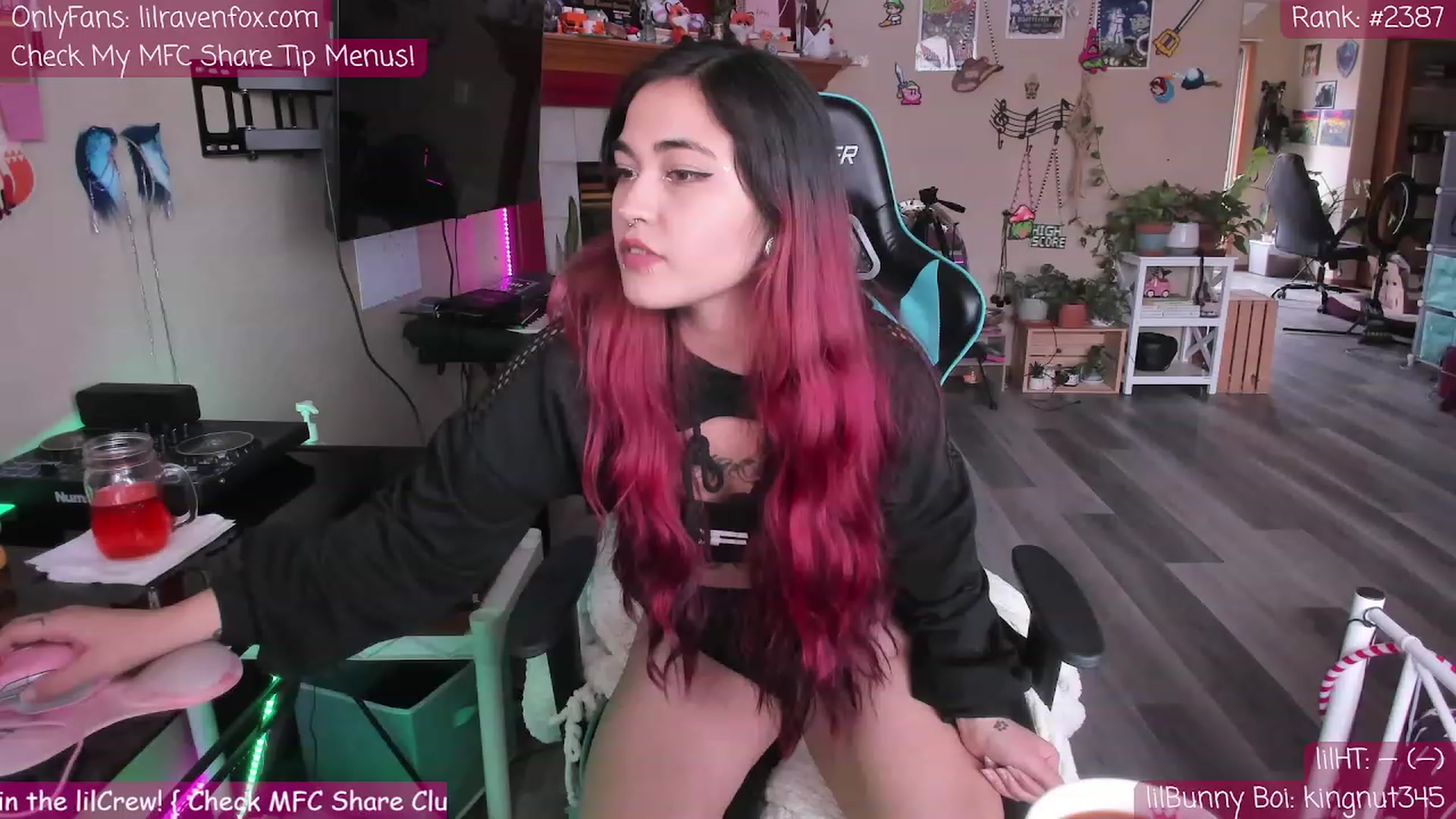 Gallery image thumbnail from lilRavenFox's myfreecams stream on, 04/22/2023, 19:42 image 4 of 20