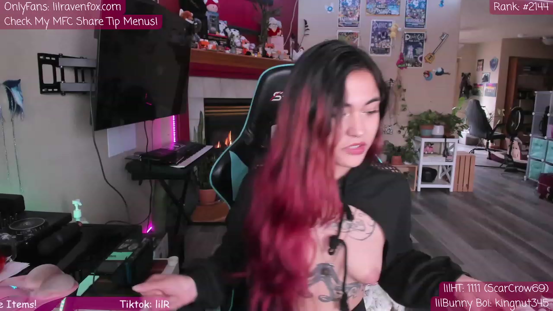 Gallery image thumbnail from lilRavenFox's myfreecams stream on, 04/22/2023, 19:42 image 9 of 20
