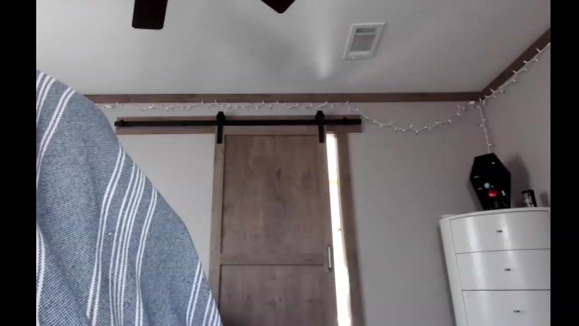 Gallery image thumbnail from lil_purrmaid's myfreecams stream on, 03/29/2023, 19:23 image 7 of 20