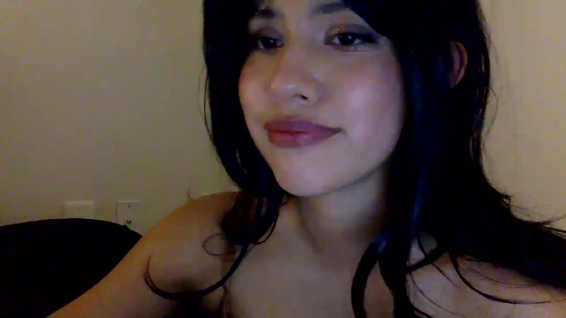 Gallery image thumbnail from lilagomez's myfreecams stream on, 02/08/2024, 12:01 image 16 of 20