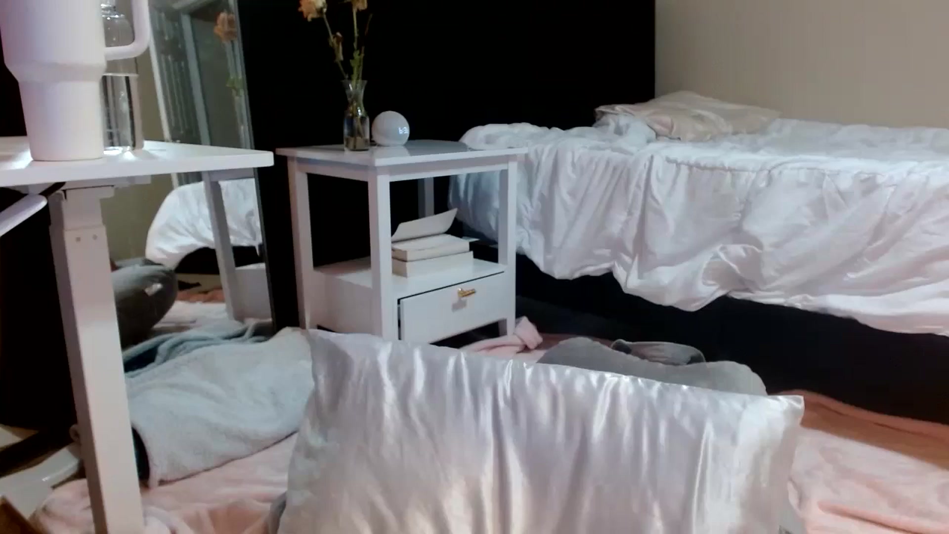 Gallery image thumbnail from lilagomez's myfreecams stream on, 08/29/2024, 24:05 image 2 of 20