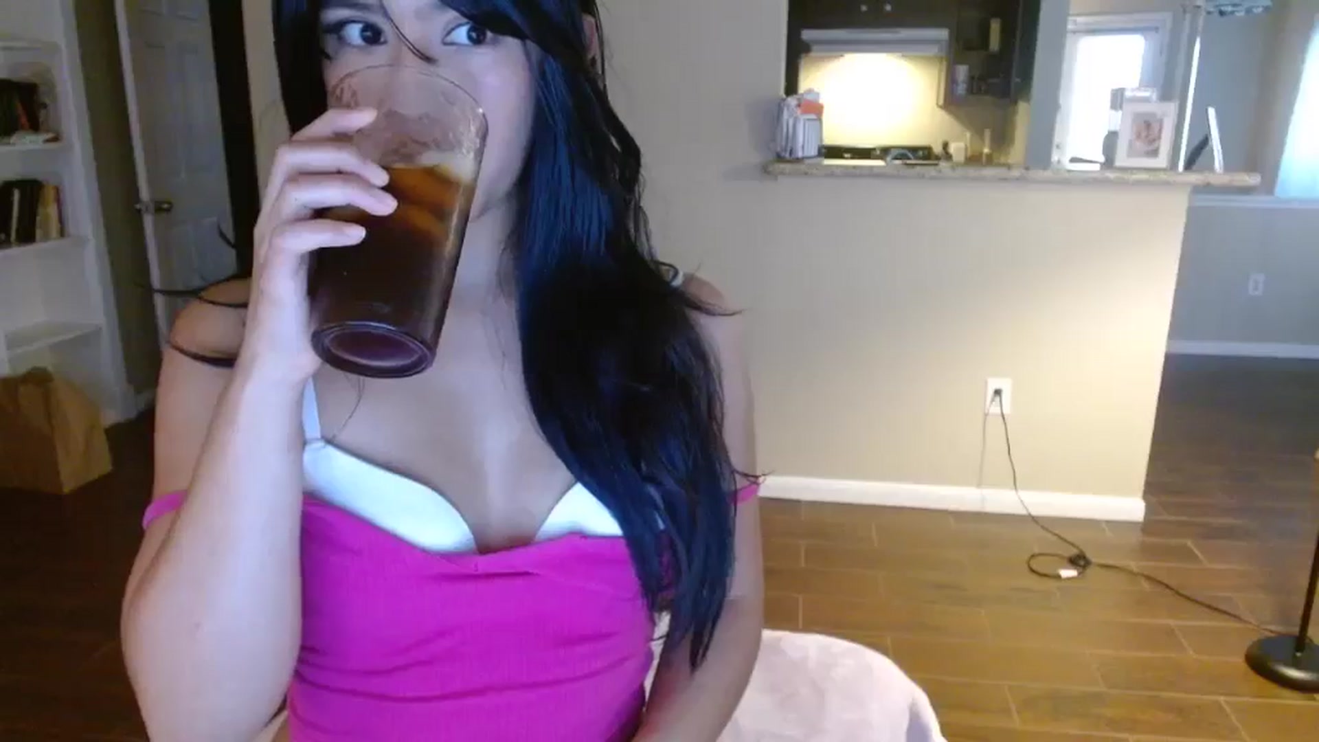 Gallery image thumbnail from lilagomez's myfreecams stream on, 12/03/2024, 17:27 image 4 of 20