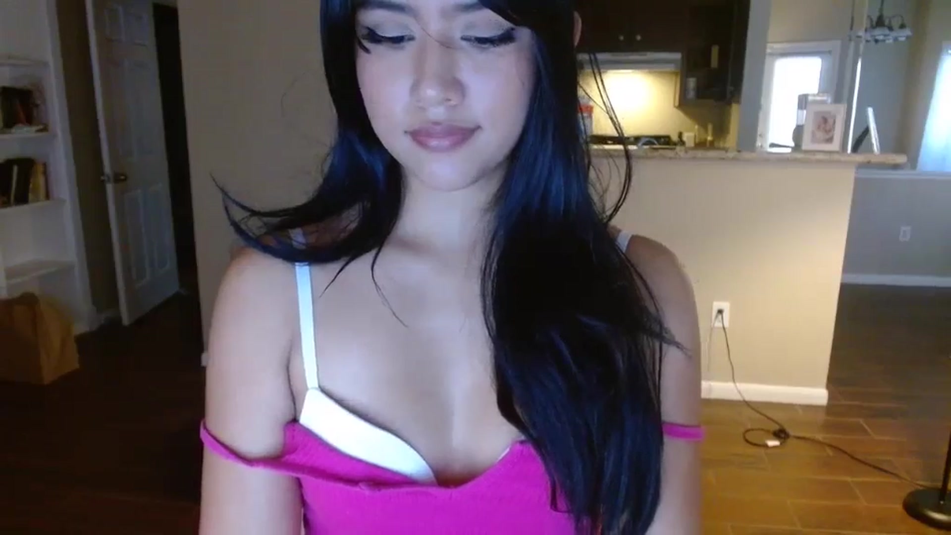 Gallery image thumbnail from lilagomez's myfreecams stream on, 12/03/2024, 17:27 image 7 of 20