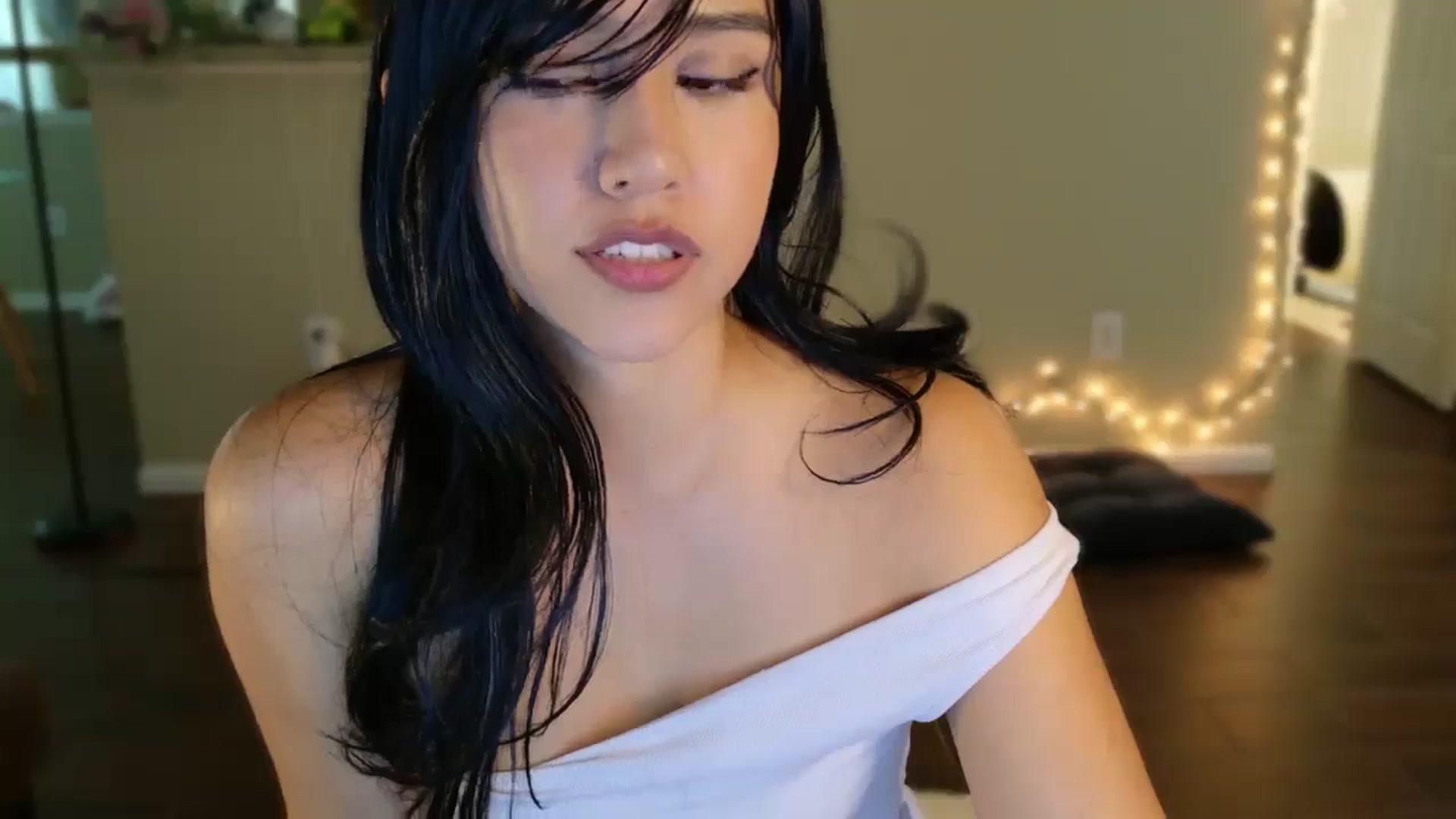 Gallery image thumbnail from lilagomez's myfreecams stream on, 12/27/2024, 21:53 image 14 of 20