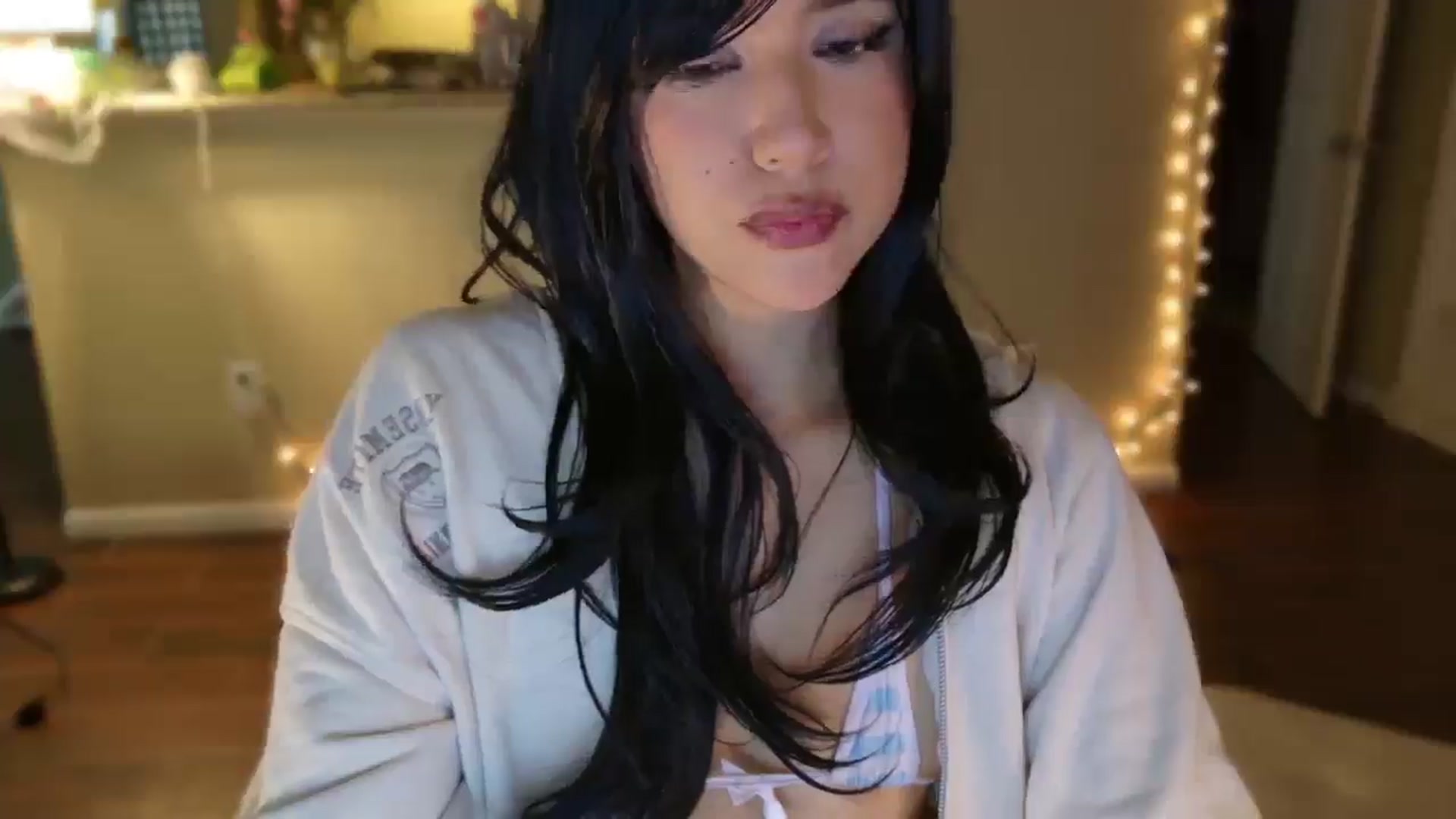 Gallery image thumbnail from lilagomez's myfreecams stream on, 12/28/2024, 17:57 image 7 of 20