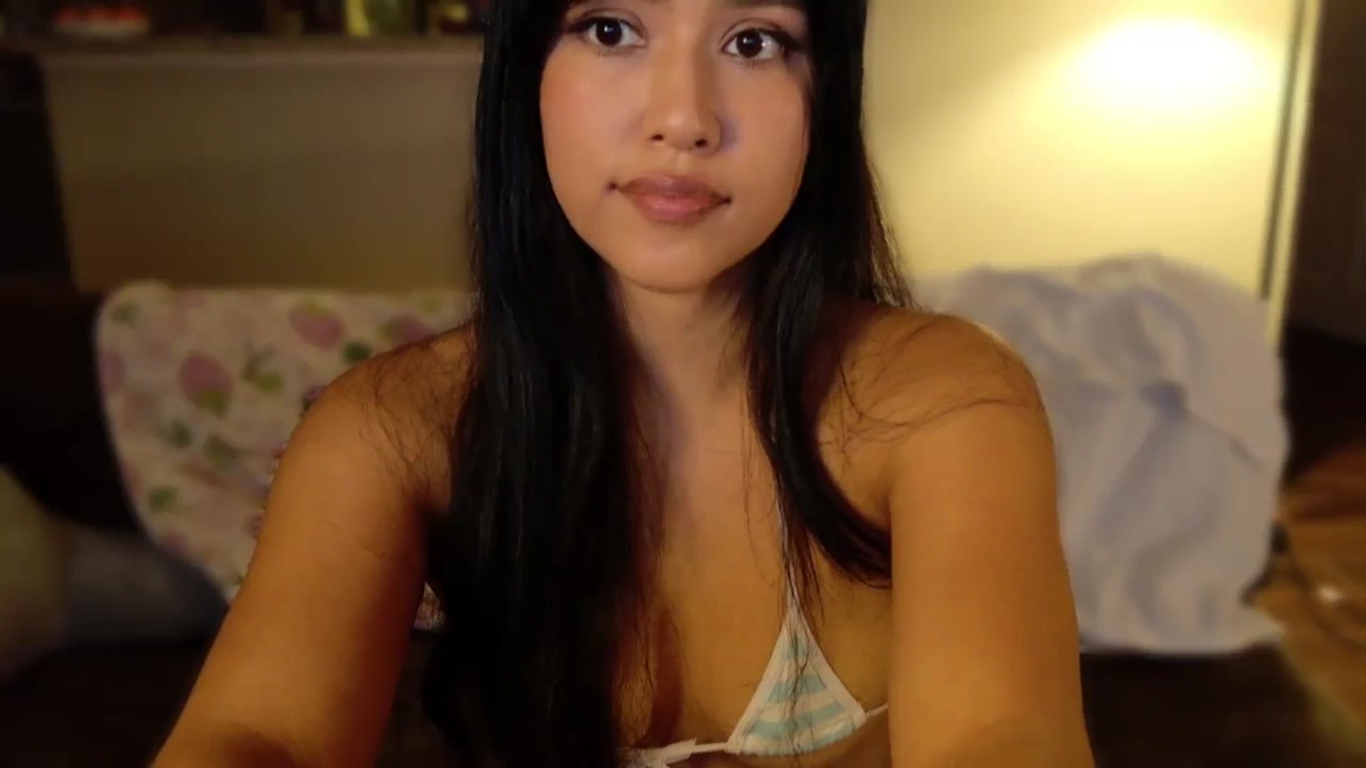 Gallery image thumbnail from lilagomez's myfreecams stream on, 04/22/2025, 08:25 image 17 of 20