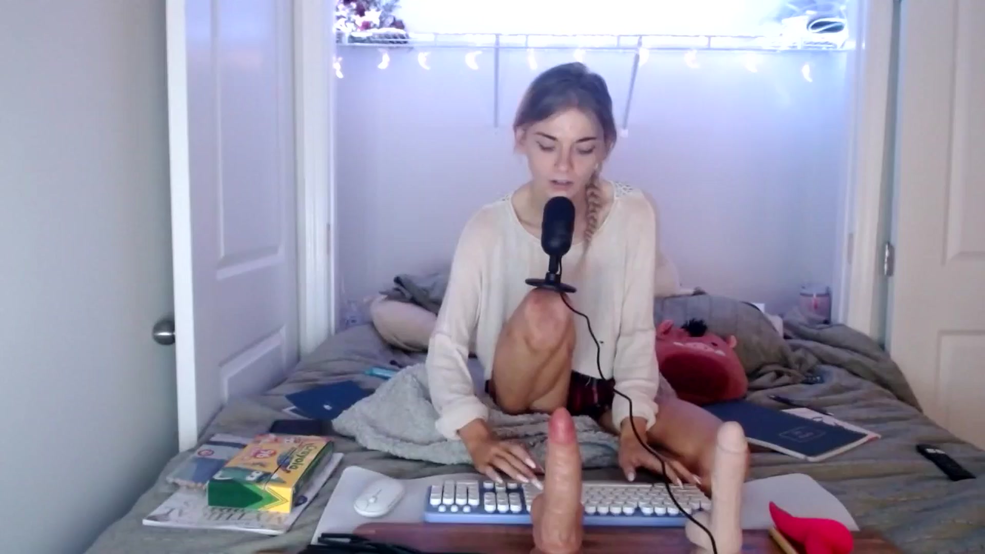 Gallery image thumbnail from lilkayleesi's myfreecams stream on, 05/31/2024, 13:41 image 14 of 20