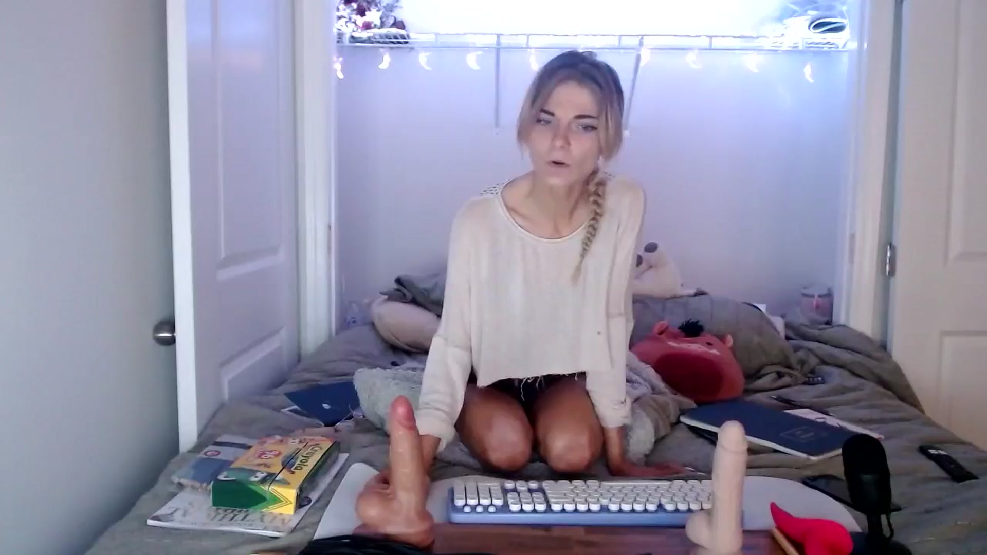 Gallery image thumbnail from lilkayleesi's myfreecams stream on, 05/31/2024, 13:41 image 9 of 20