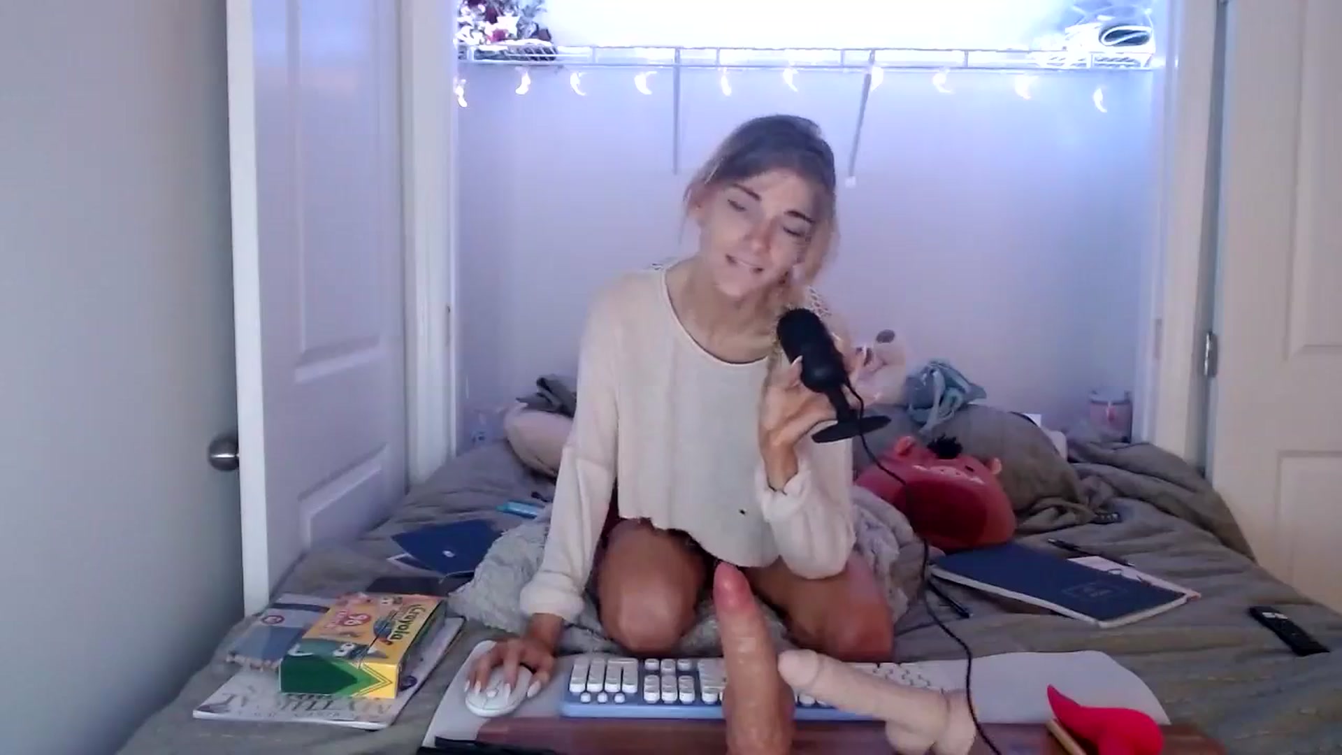Gallery image thumbnail from lilkayleesi's myfreecams stream on, 05/31/2024, 13:41 image 18 of 20