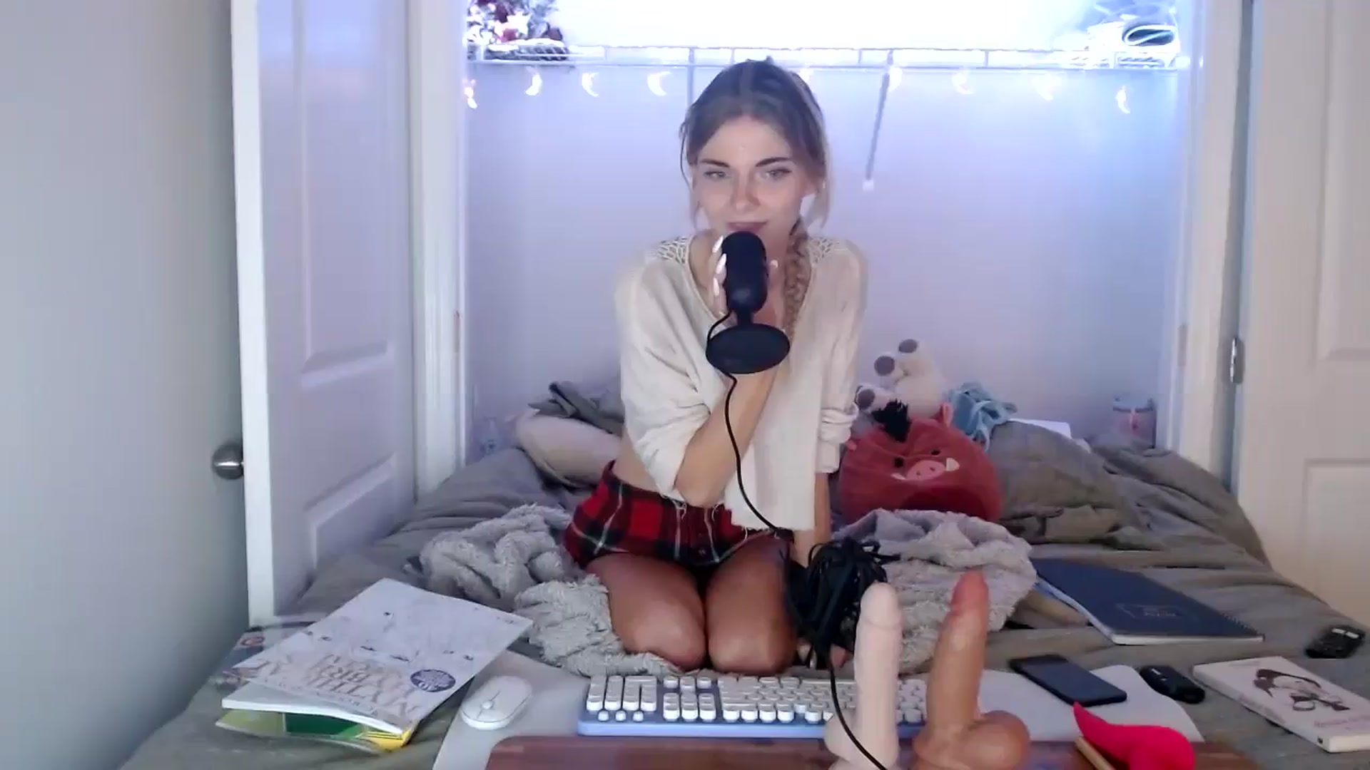 Gallery image thumbnail from lilkayleesi's myfreecams stream on, 05/31/2024, 14:28 image 12 of 20
