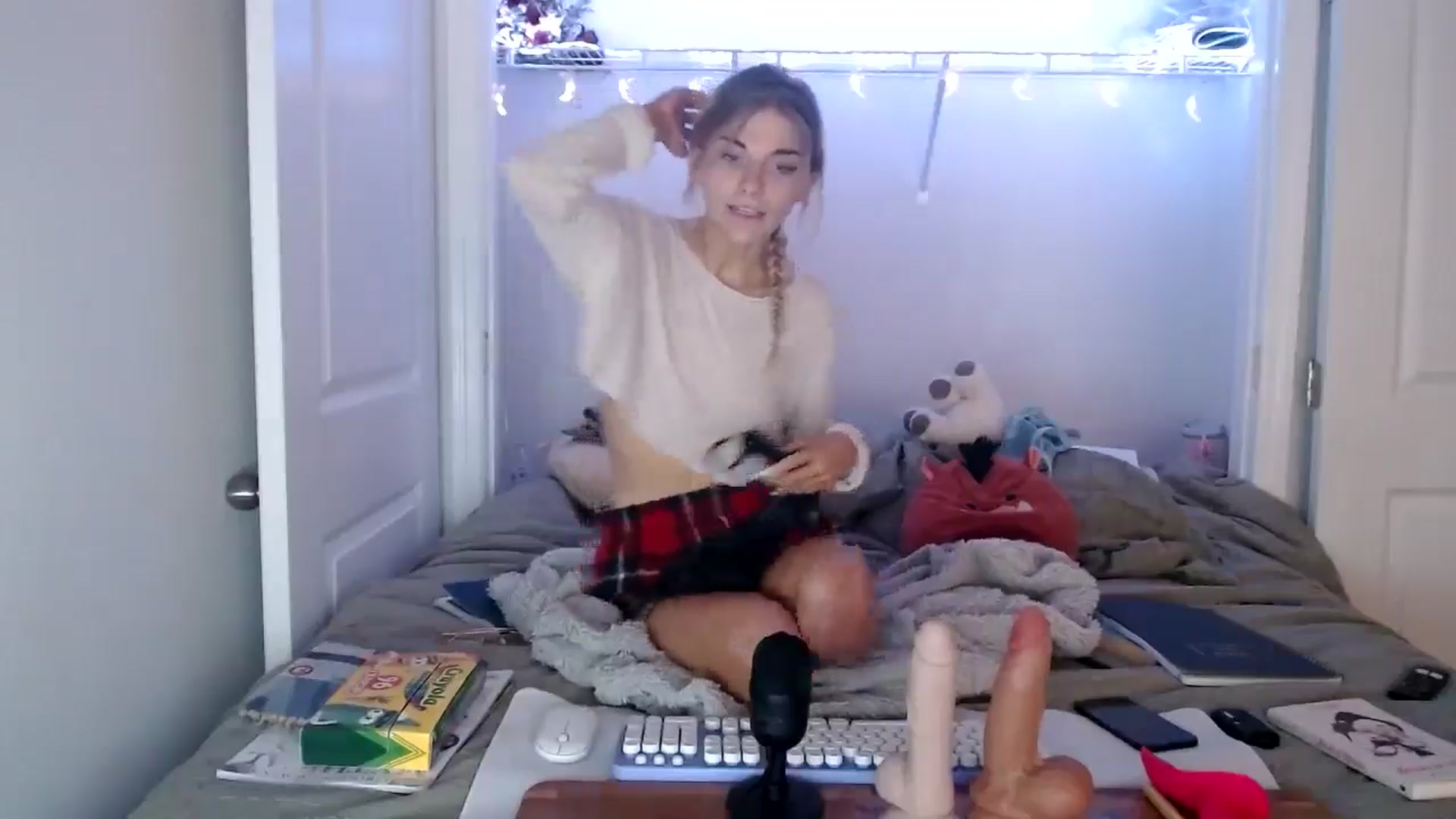 Gallery image thumbnail from lilkayleesi's myfreecams stream on, 05/31/2024, 14:28 image 6 of 20