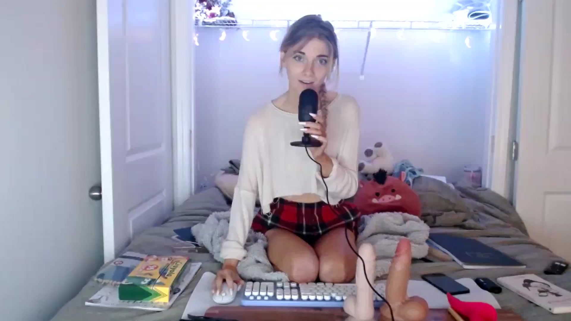 Gallery image thumbnail from lilkayleesi's myfreecams stream on, 05/31/2024, 14:28 image 5 of 20