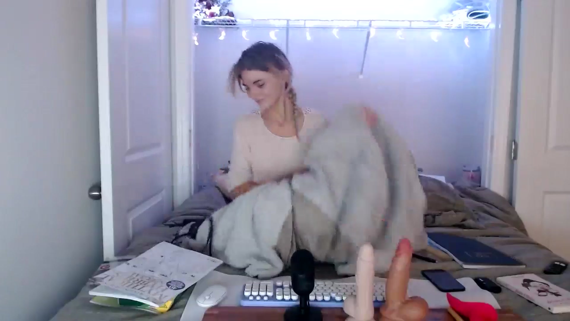 Gallery image thumbnail from lilkayleesi's myfreecams stream on, 05/31/2024, 14:28 image 14 of 20