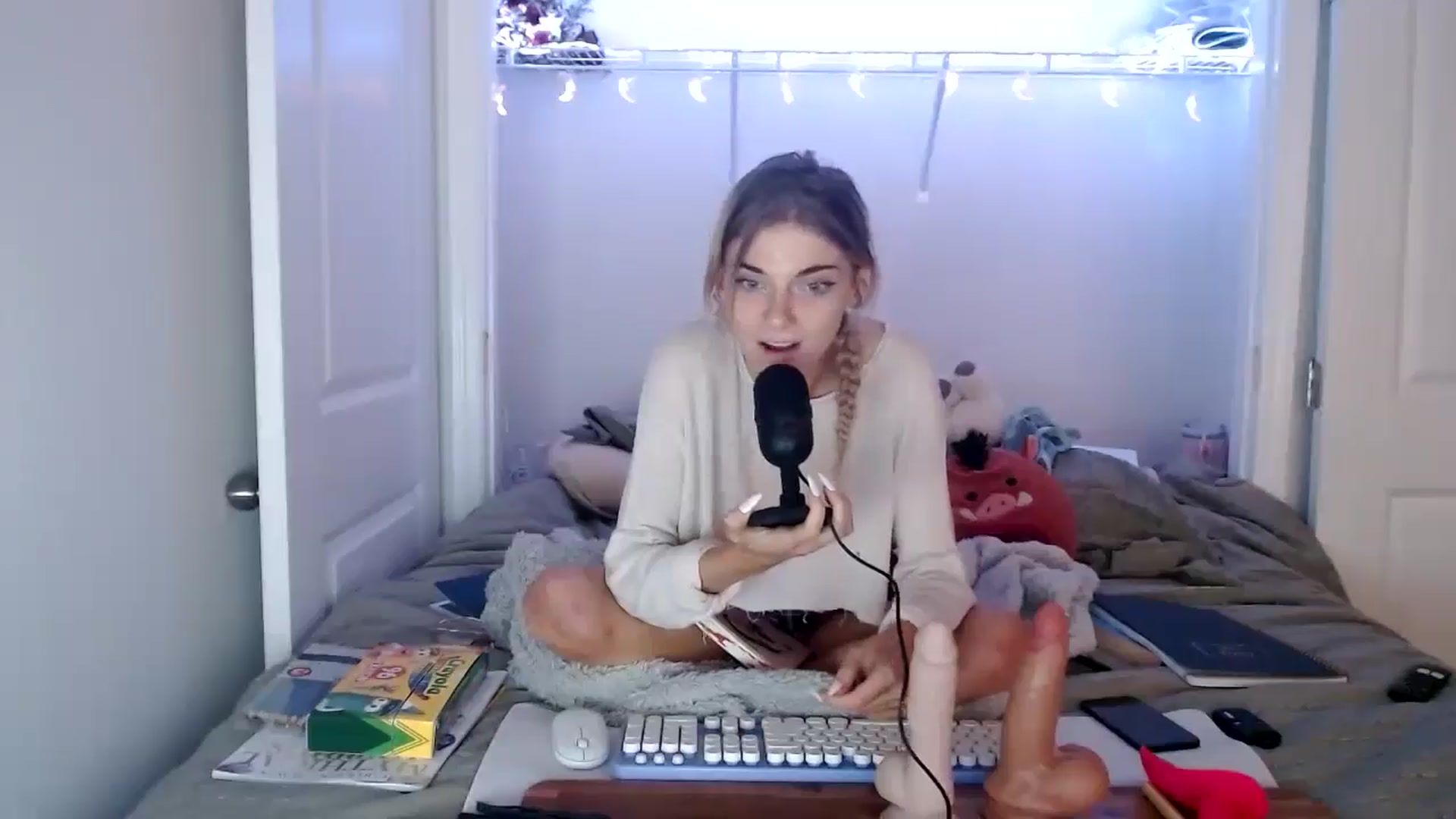 Gallery image thumbnail from lilkayleesi's myfreecams stream on, 05/31/2024, 14:28 image 2 of 20