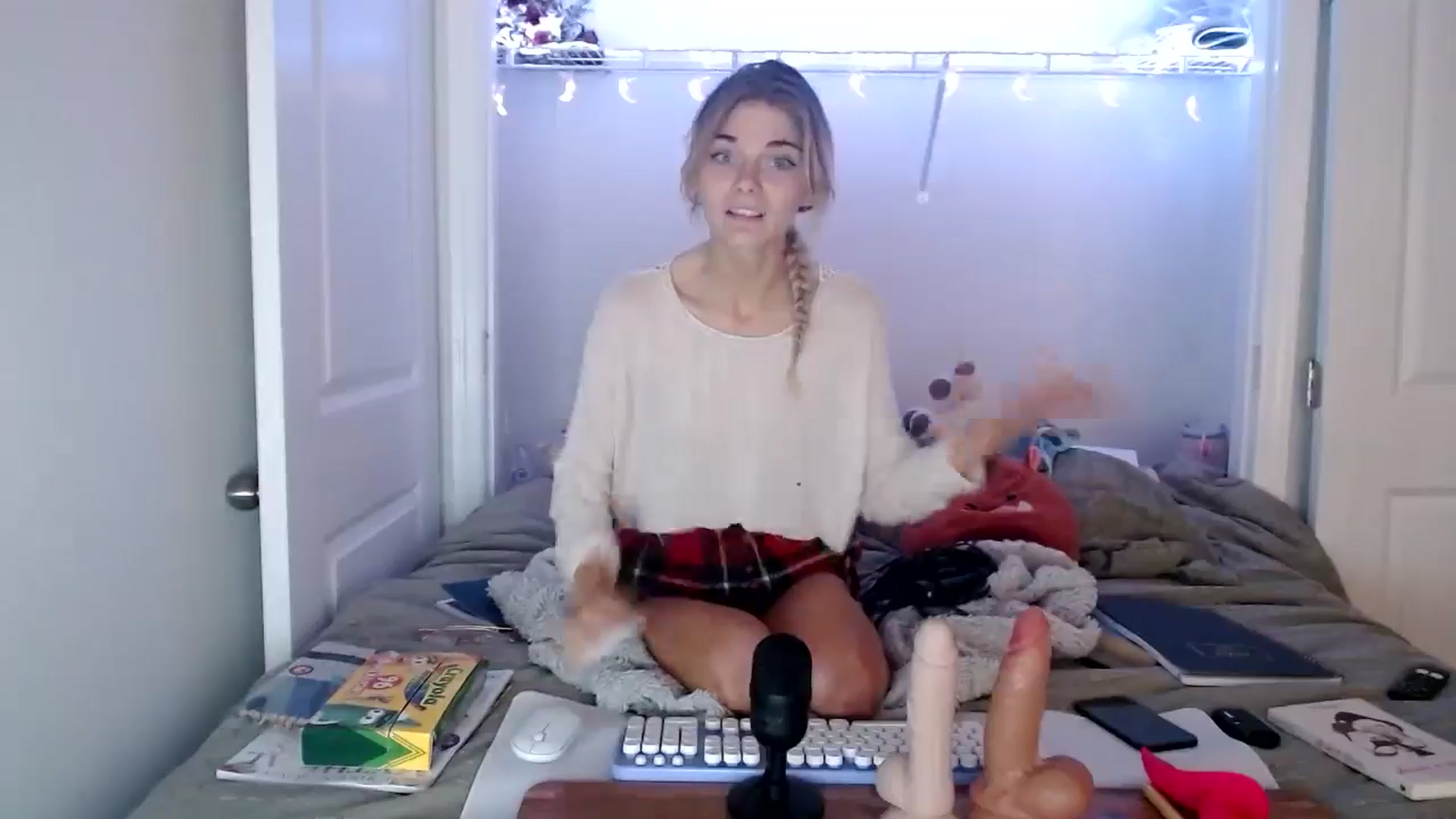 Gallery image thumbnail from lilkayleesi's myfreecams stream on, 05/31/2024, 14:28 image 7 of 20