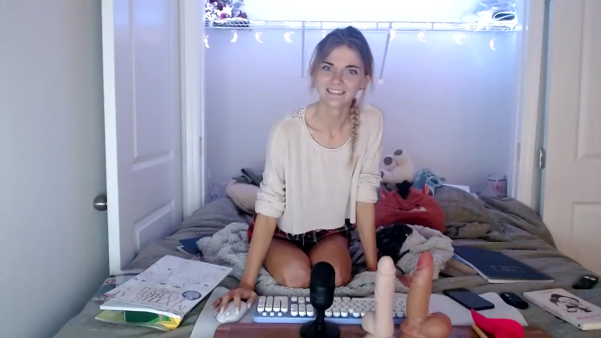 Gallery image thumbnail from lilkayleesi's myfreecams stream on, 05/31/2024, 14:28 image 10 of 20