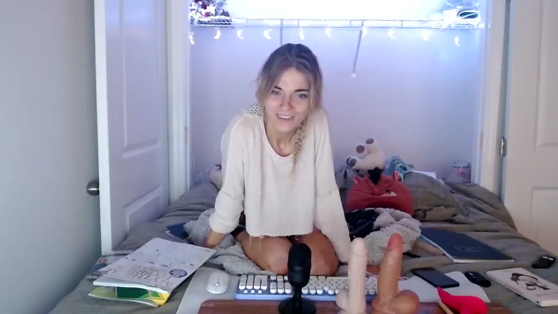 Gallery image thumbnail from lilkayleesi's myfreecams stream on, 05/31/2024, 14:28 image 9 of 20