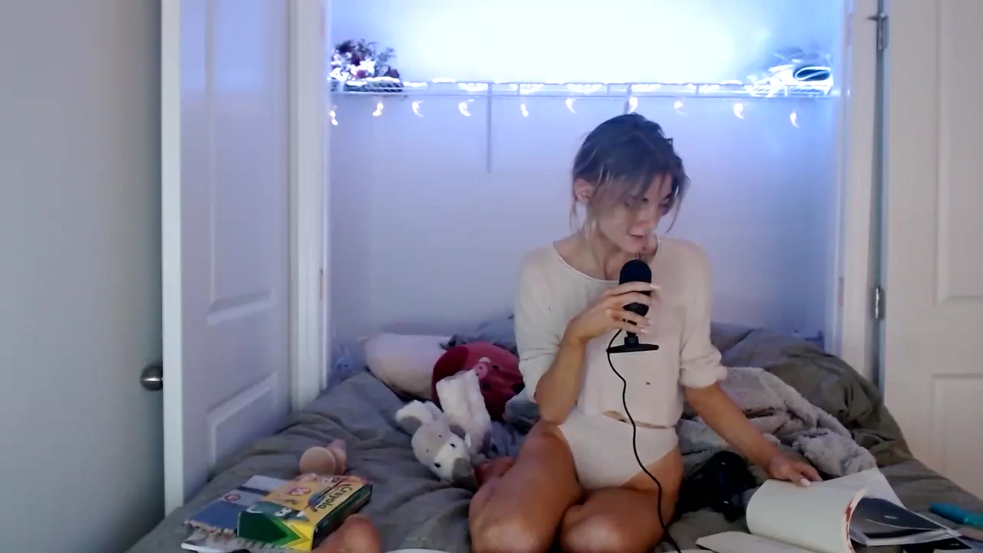 Gallery image thumbnail from lilkayleesi's myfreecams stream on, 05/31/2024, 17:24 image 18 of 20
